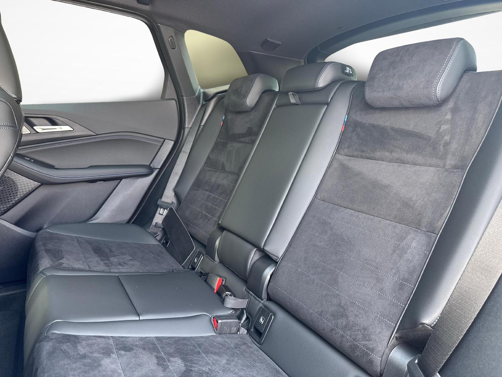 BMW 230e xDrive Active Tourer-image-10