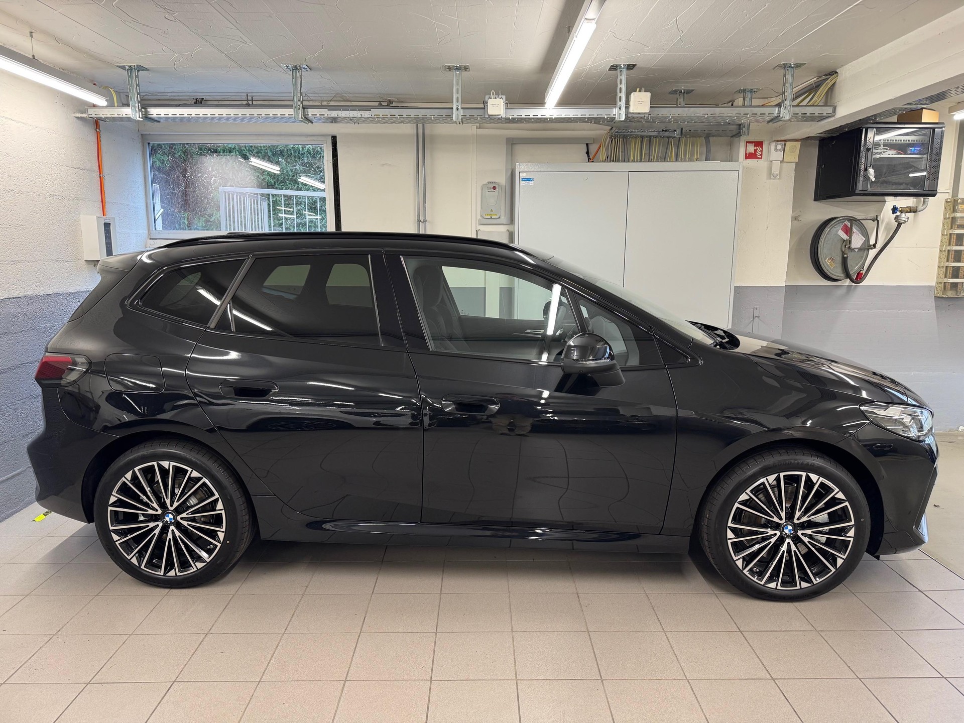 BMW 230e xDrive Active Tourer-image-2