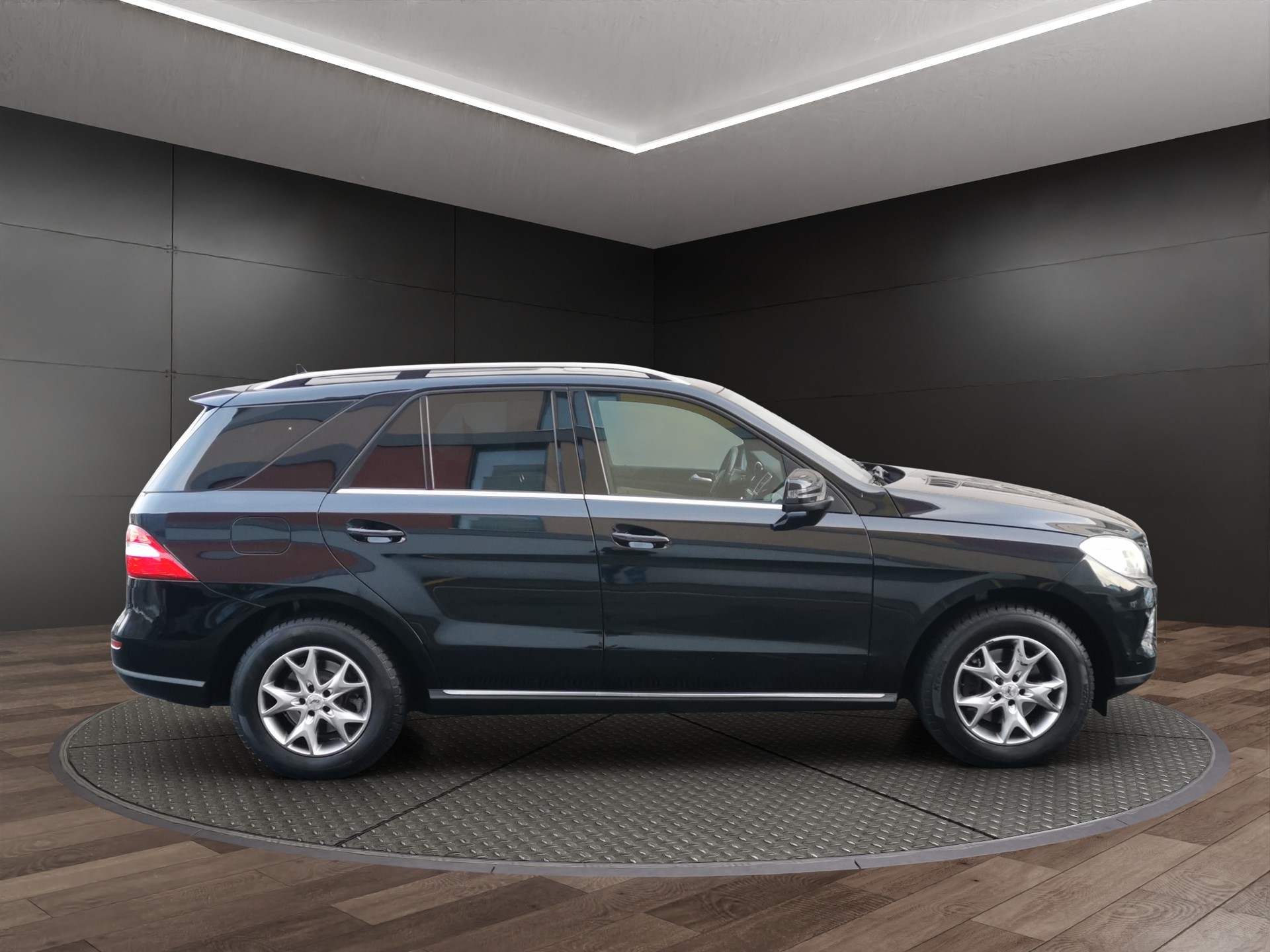 MERCEDES-BENZ ML 350 BlueTEC Executive 4Matic 7G-Tronic-showroom-element-3