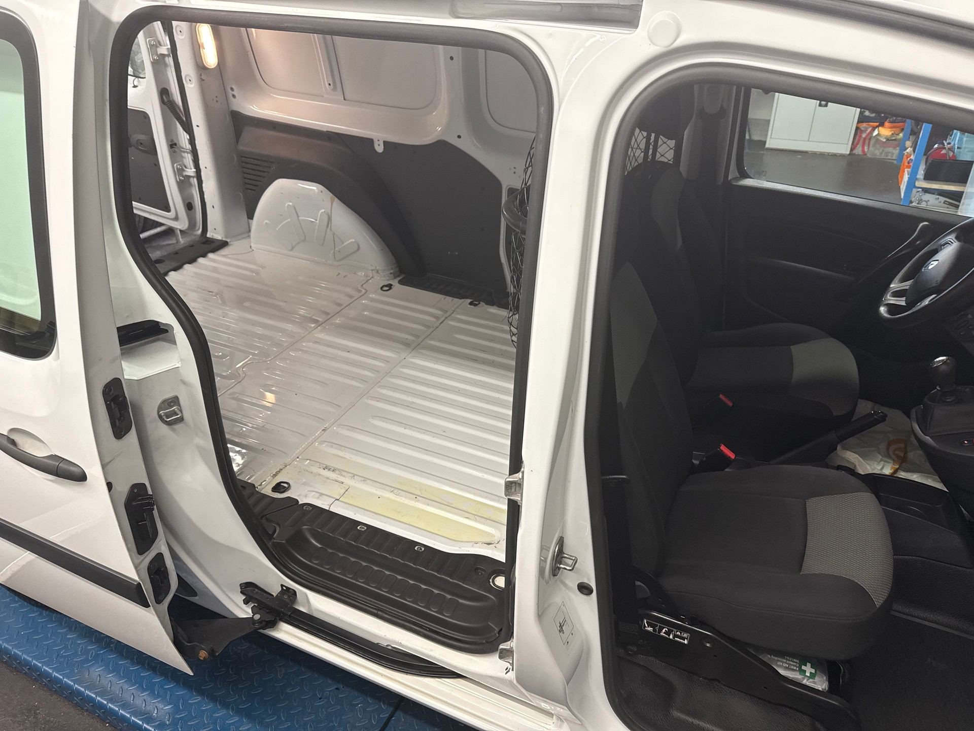 RENAULT KANGOO Expr. Maxi 1.5 dCi 95 Business S/S-image-13