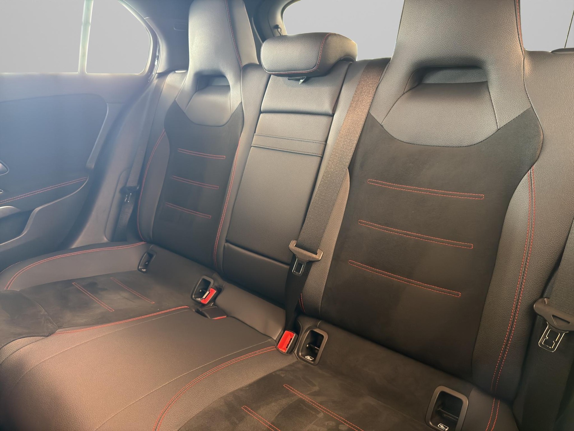 MERCEDES-BENZ A 200 d AMG Line-image-11