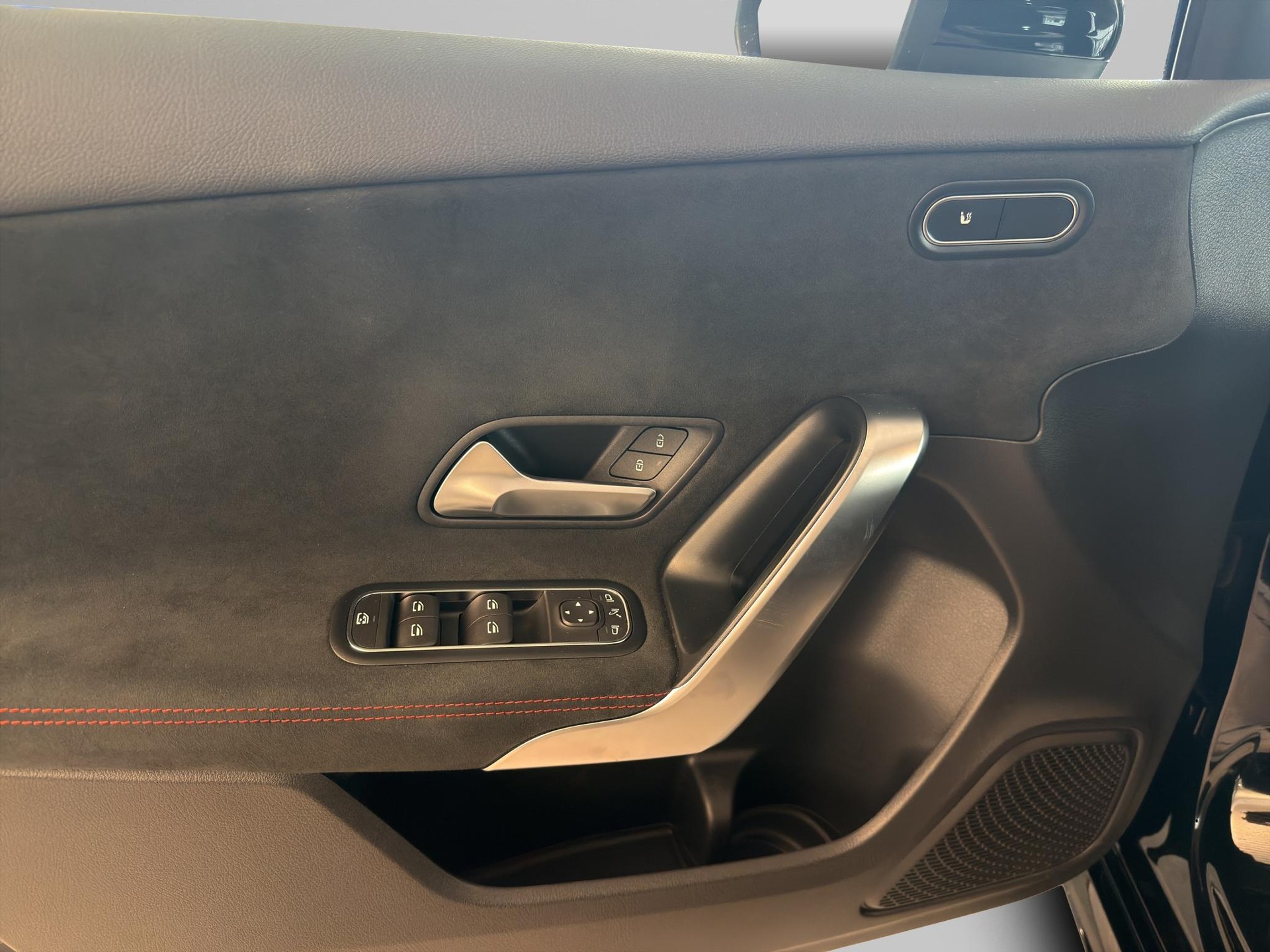 MERCEDES-BENZ A 200 d AMG Line-image-17