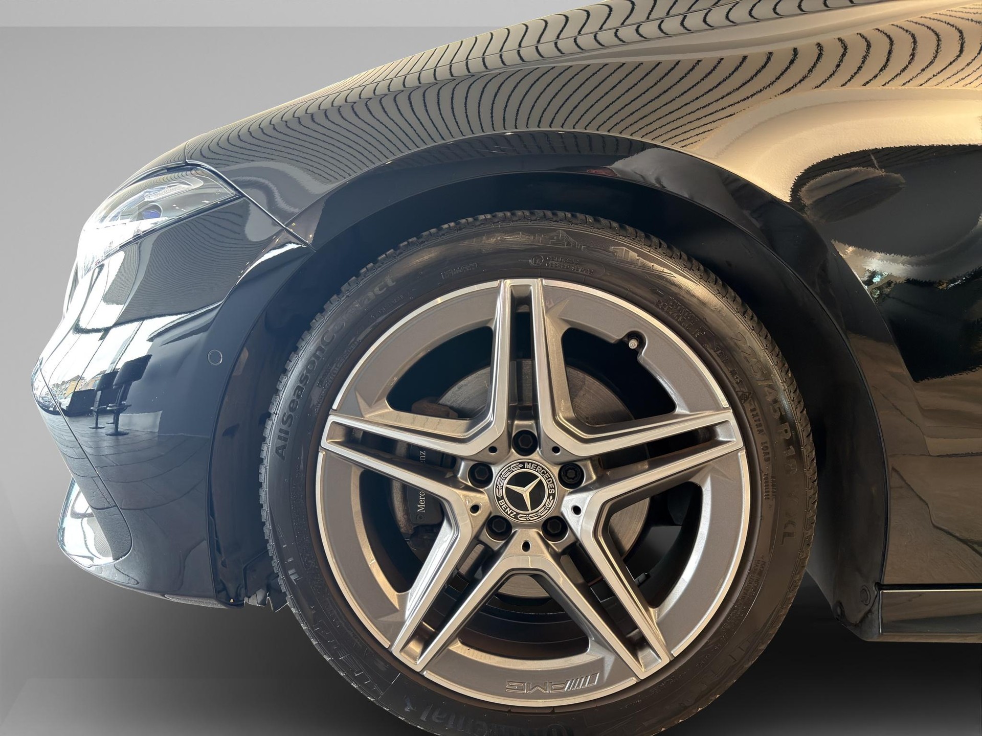 MERCEDES-BENZ A 200 d AMG Line-image-8