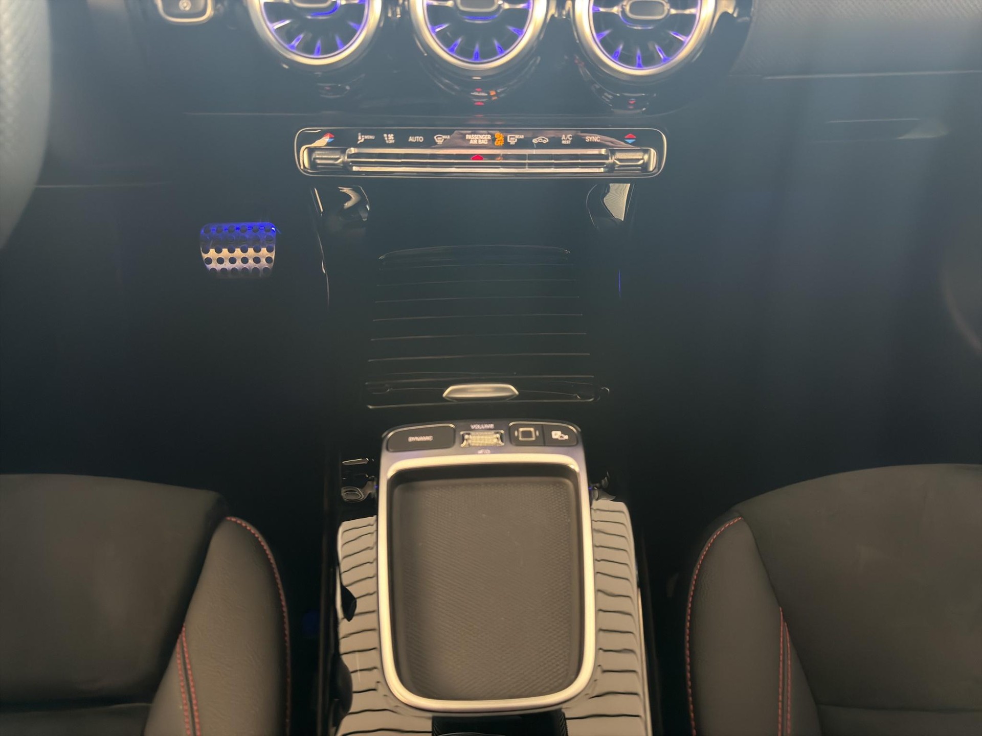 MERCEDES-BENZ A 200 d AMG Line-image-15