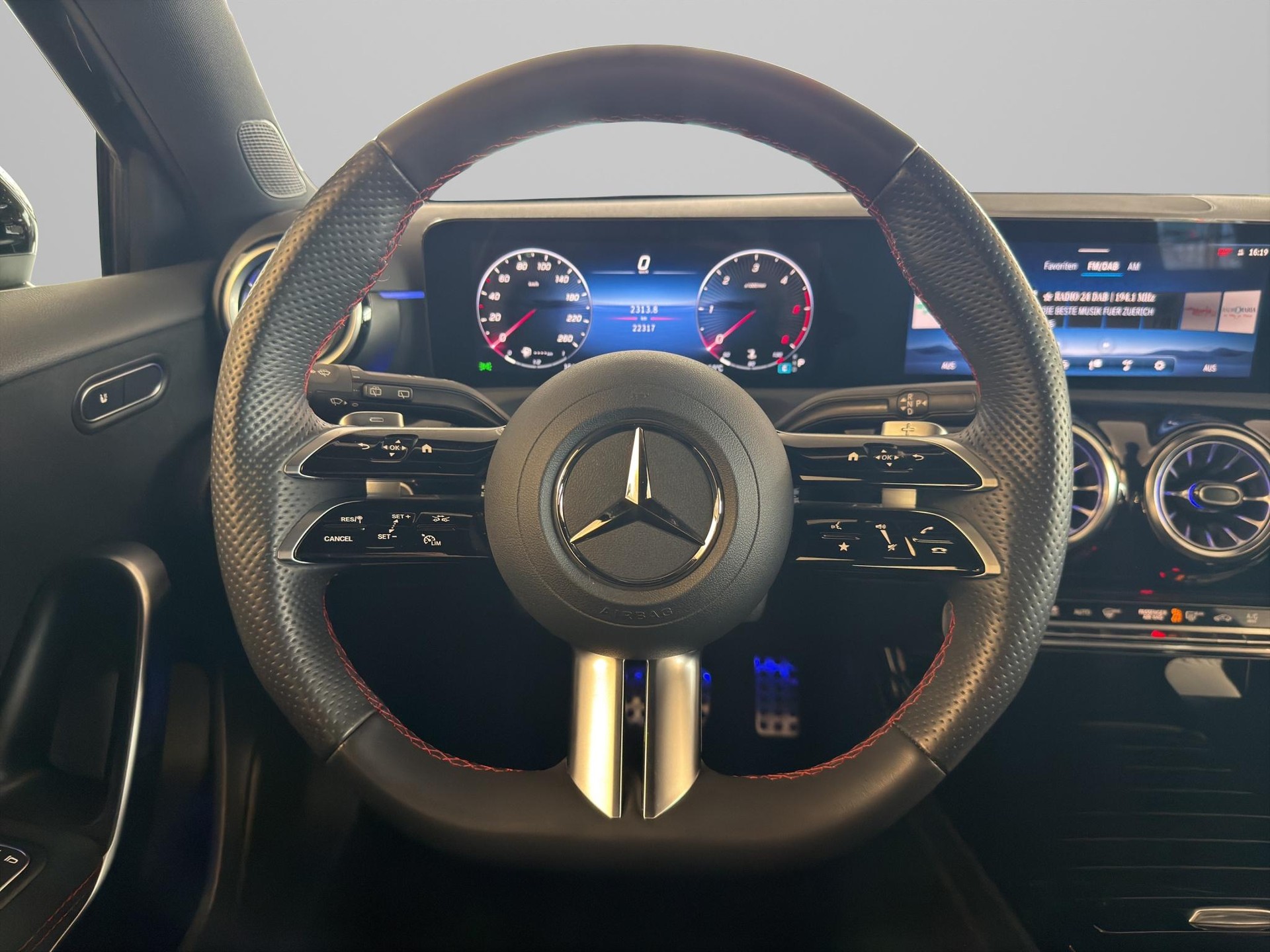 MERCEDES-BENZ A 200 d AMG Line-image-13
