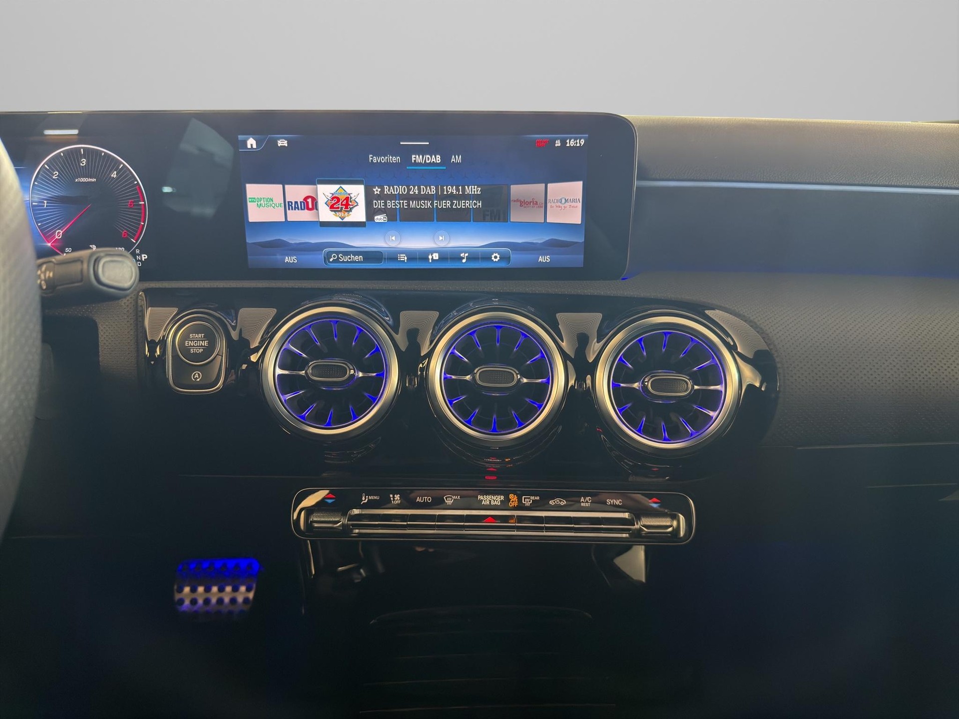 MERCEDES-BENZ A 200 d AMG Line-image-14