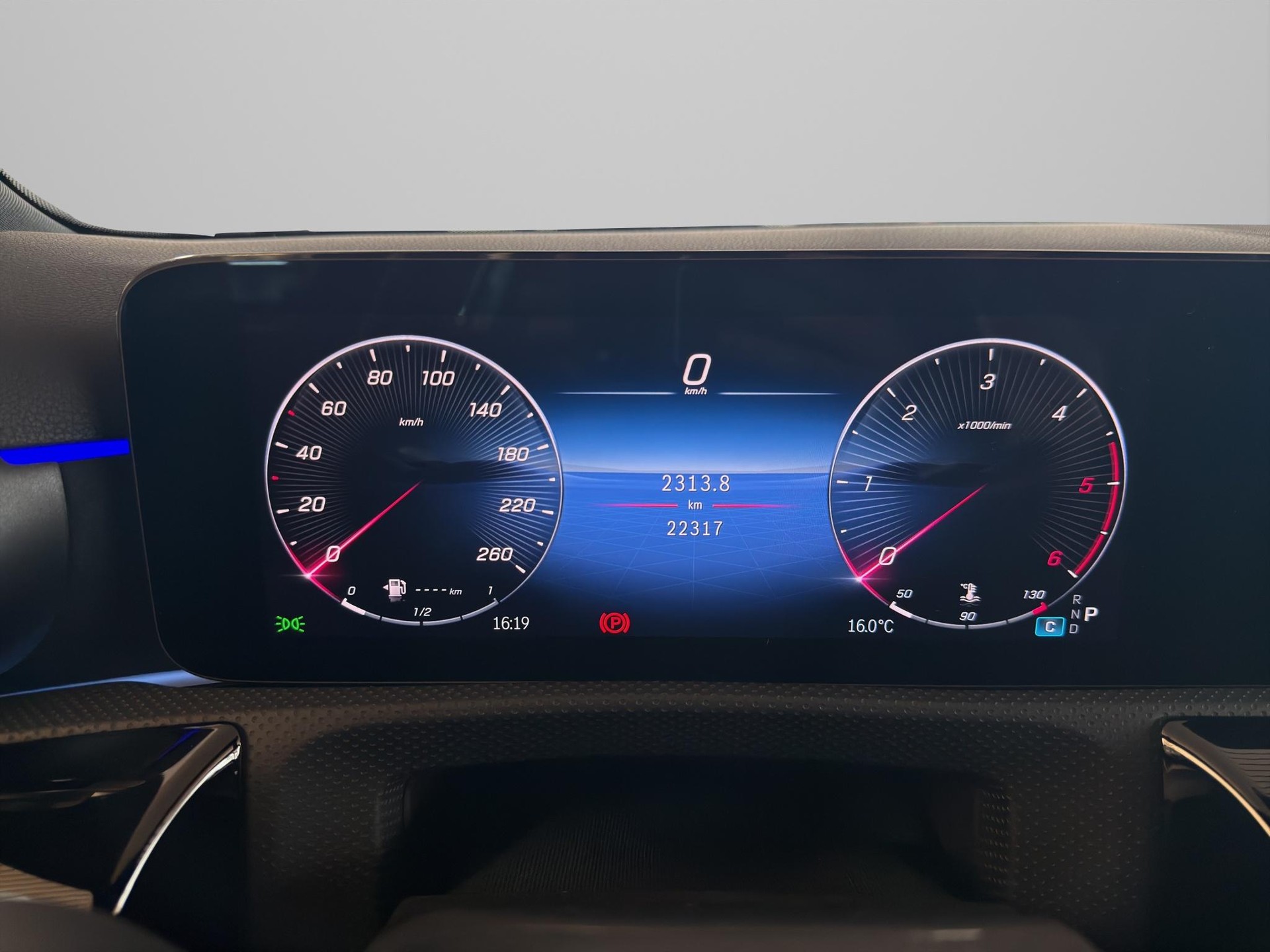MERCEDES-BENZ A 200 d AMG Line-image-16