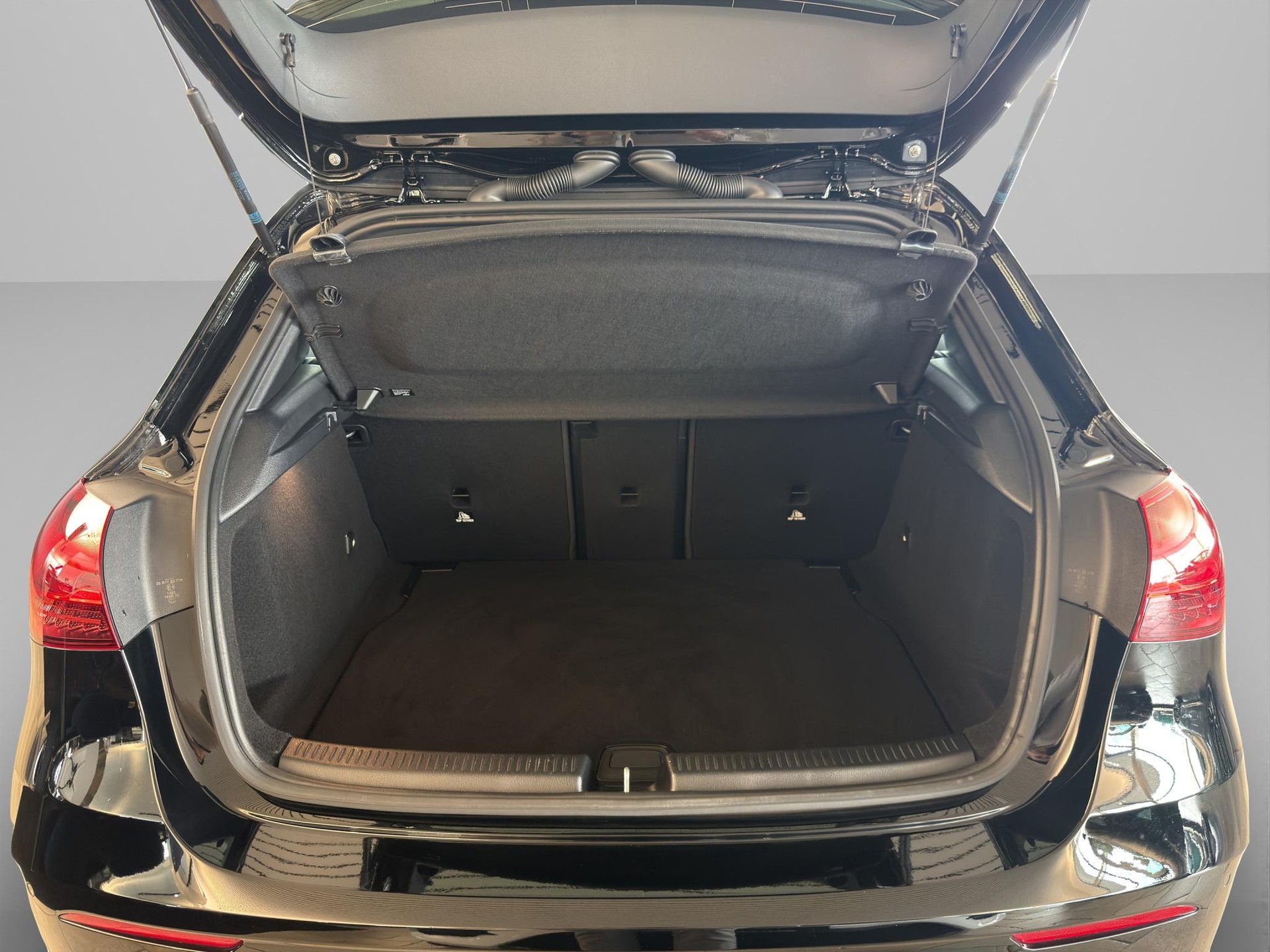 MERCEDES-BENZ A 200 d AMG Line-image-9