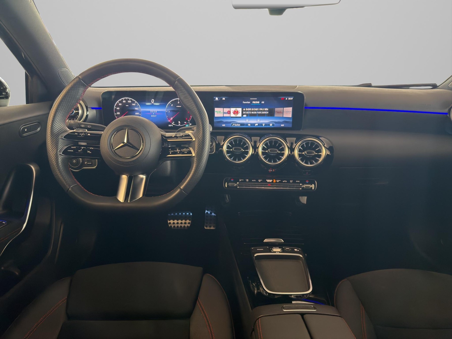 MERCEDES-BENZ A 200 d AMG Line-image-12
