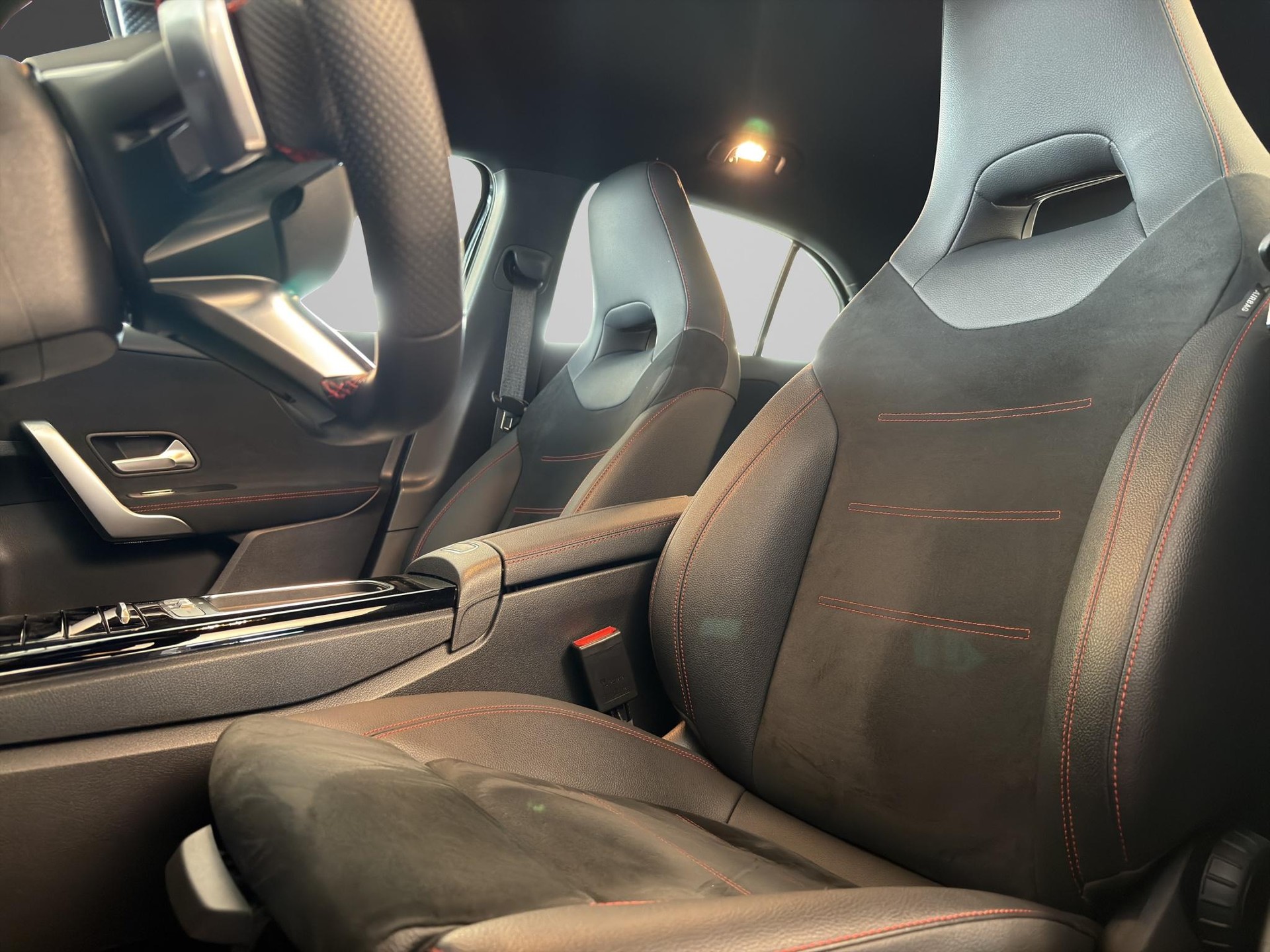 MERCEDES-BENZ A 200 d AMG Line-image-10
