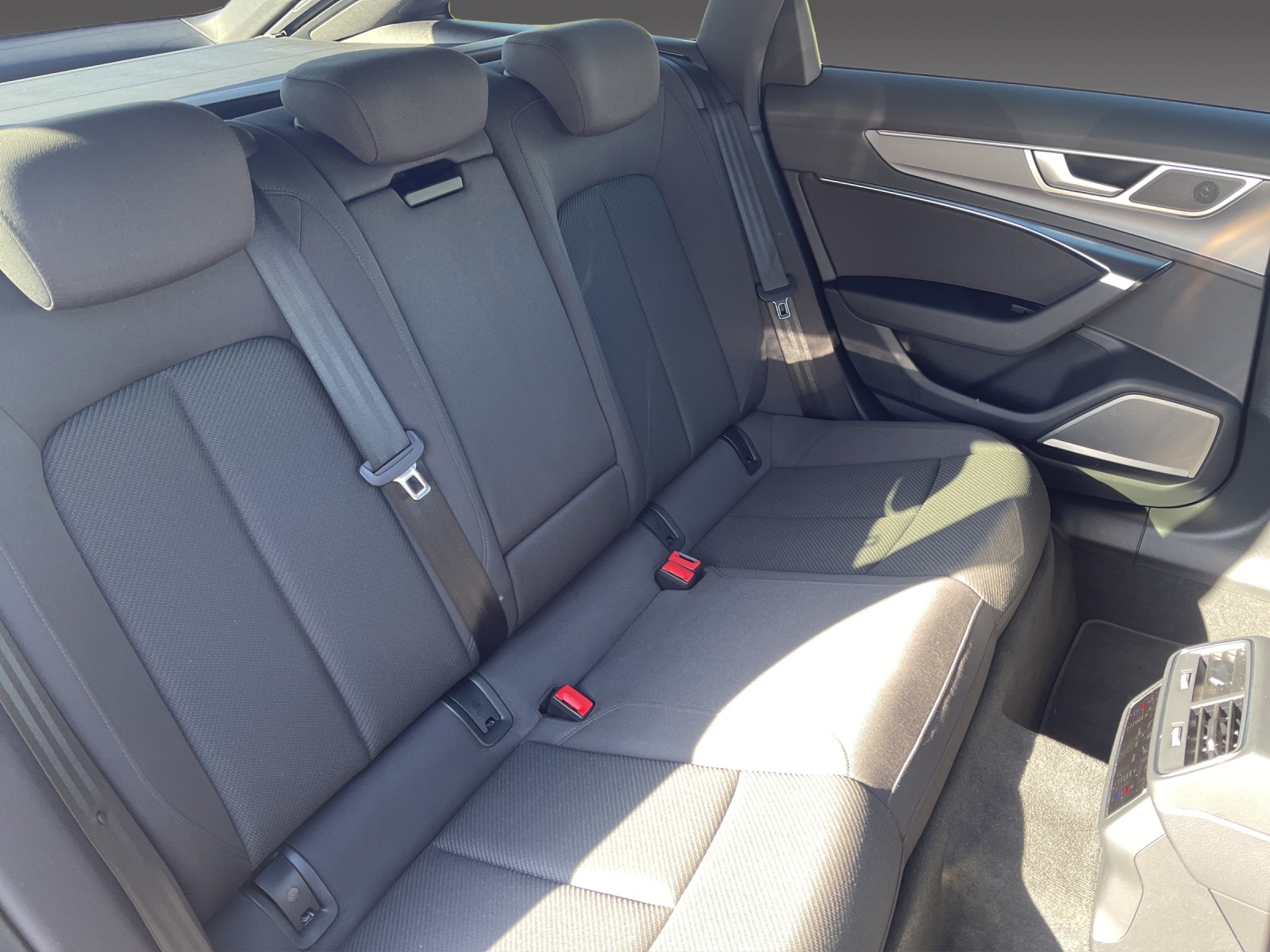 AUDI A6 Avant 40 TDI Sport Attraction quattro S-tronic-image-16