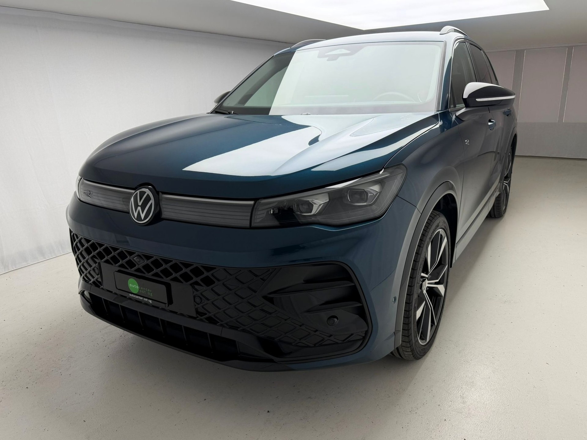 VW Tiguan 2.0 TSI DSG R-Line 4Motion-showroom-element-1