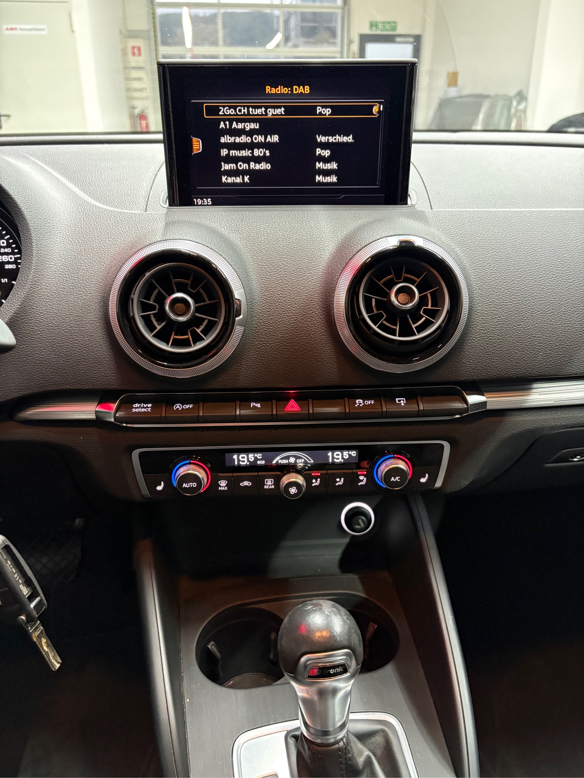 AUDI A3 Cabriolet 2.0 TFSI Sport quattro S-tronic-image-8