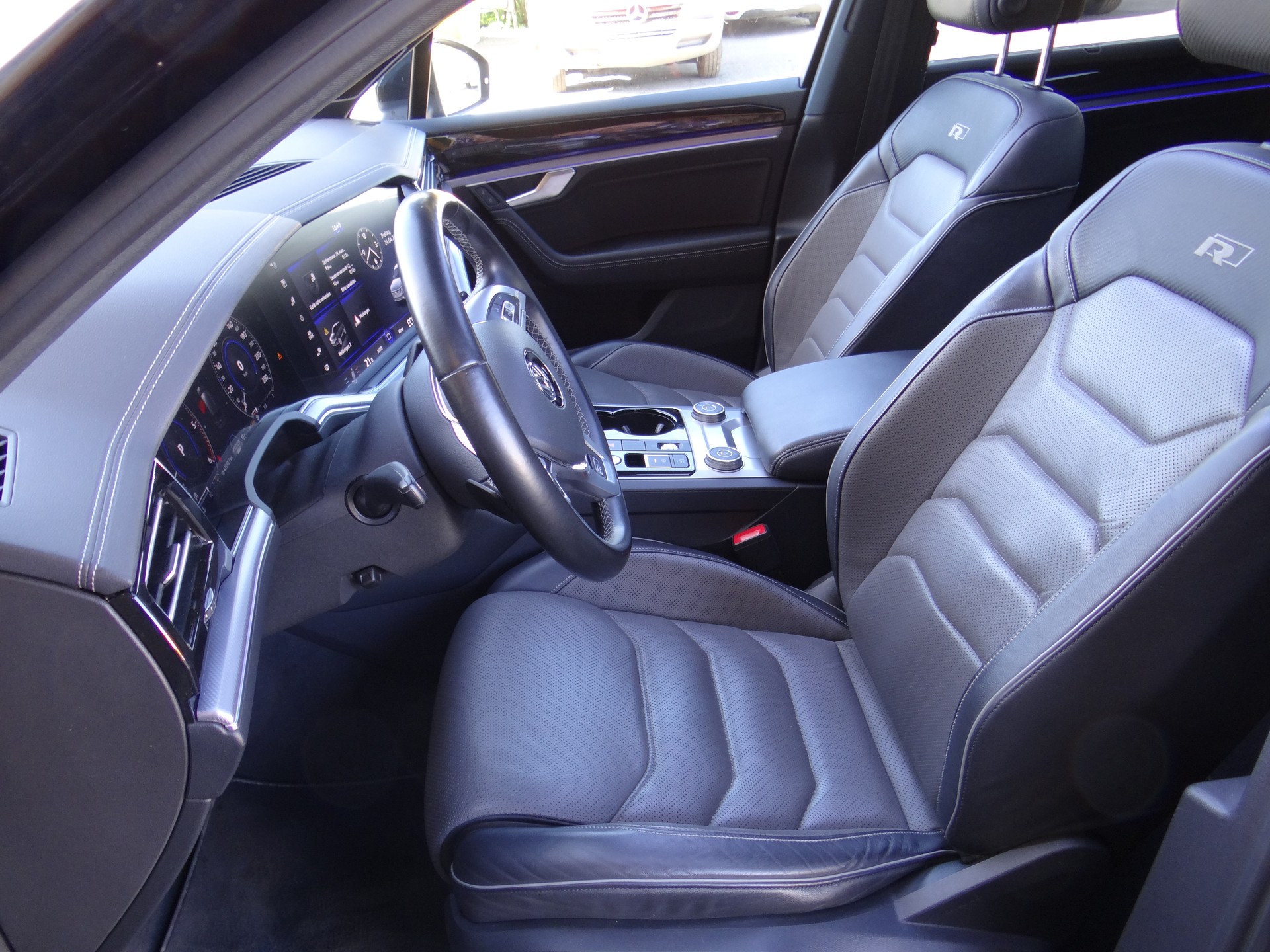 VW Touareg 3.0 TDI R Line Tiptronic-image-8