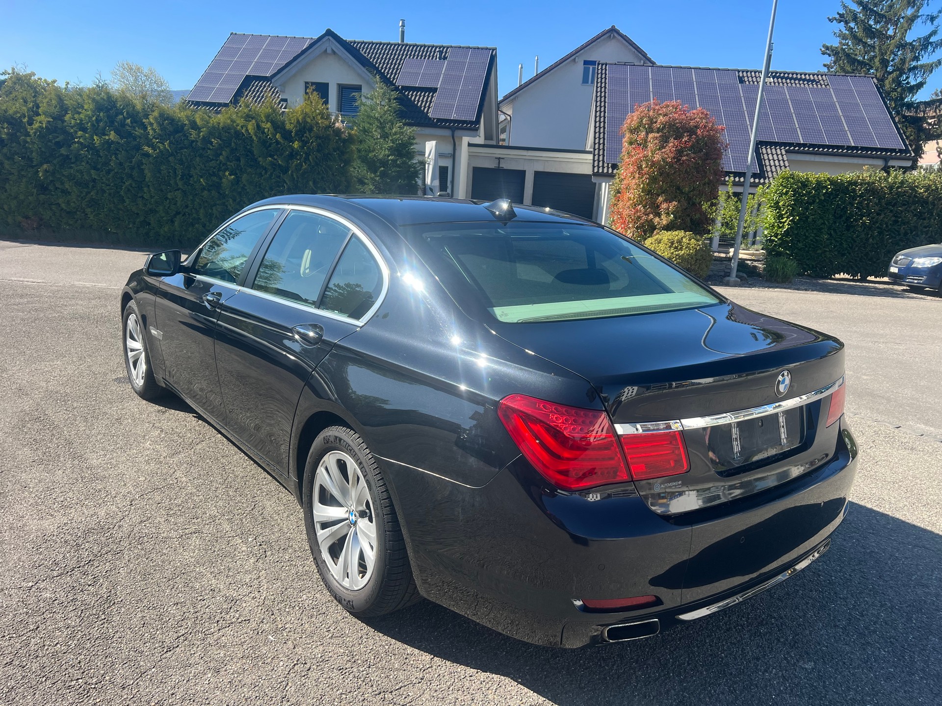 BMW 750i-image-5