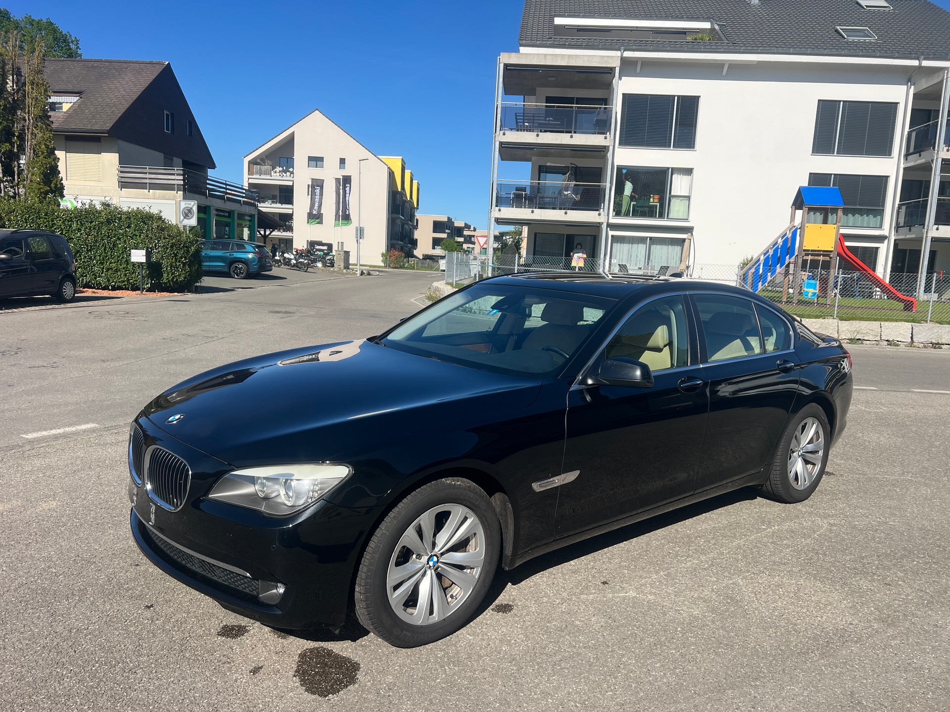 BMW 750i-image-2
