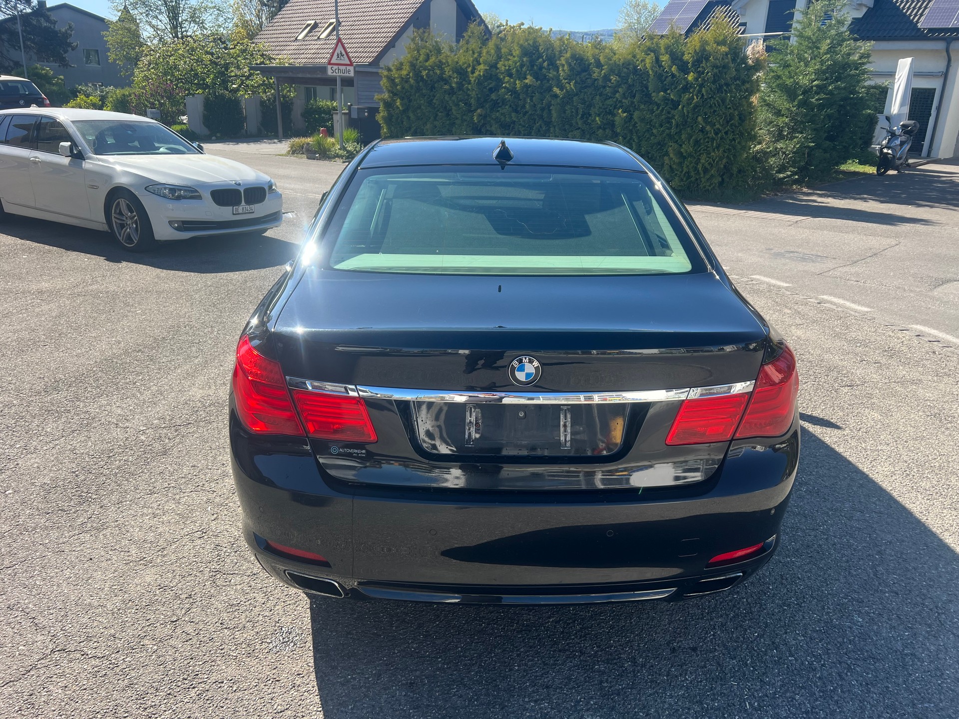 BMW 750i-image-4