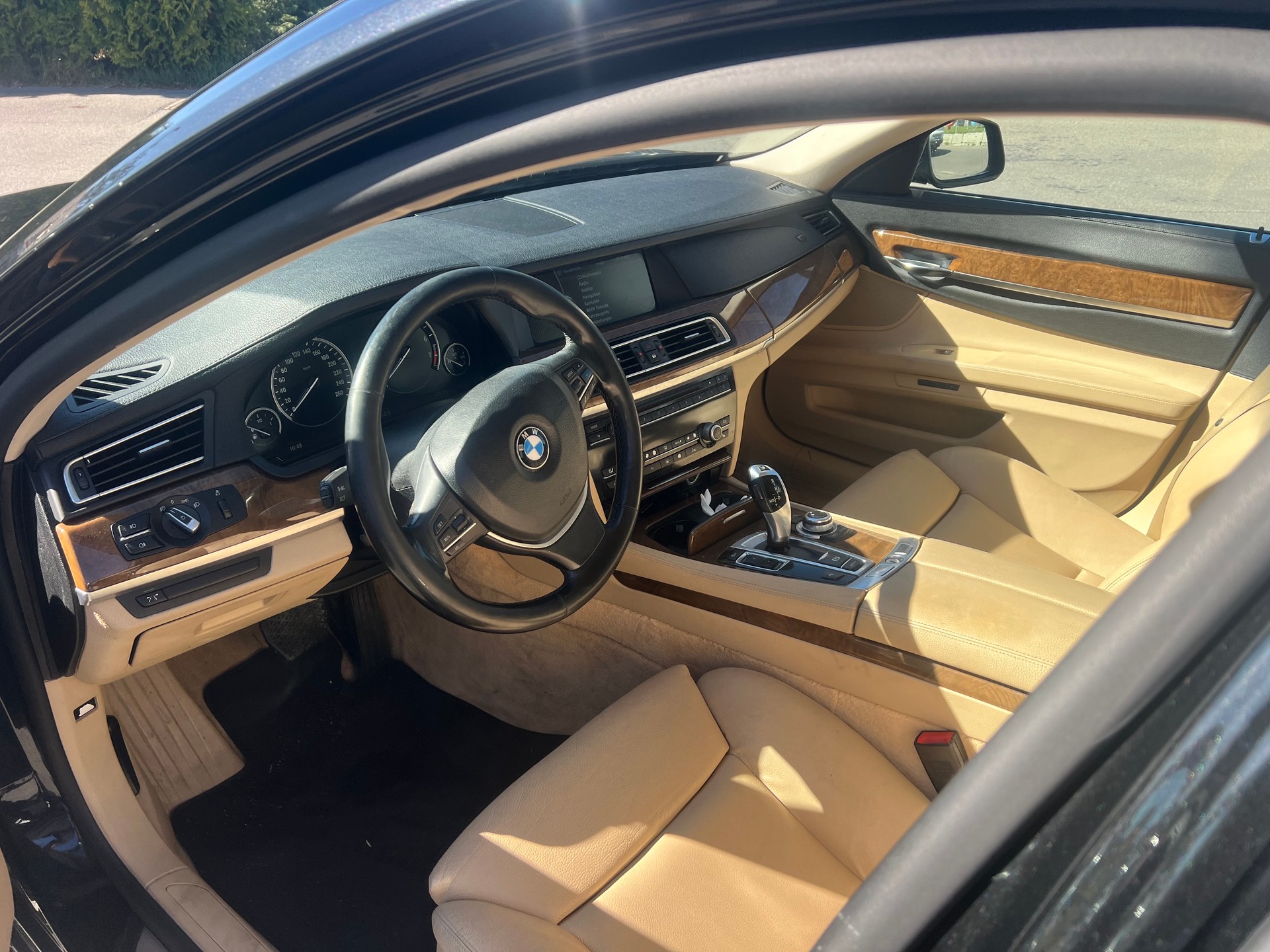 BMW 750i-image-7