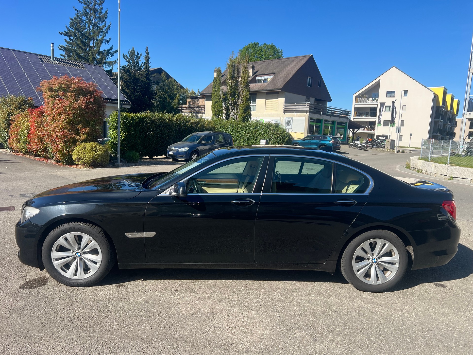 BMW 750i-image-3