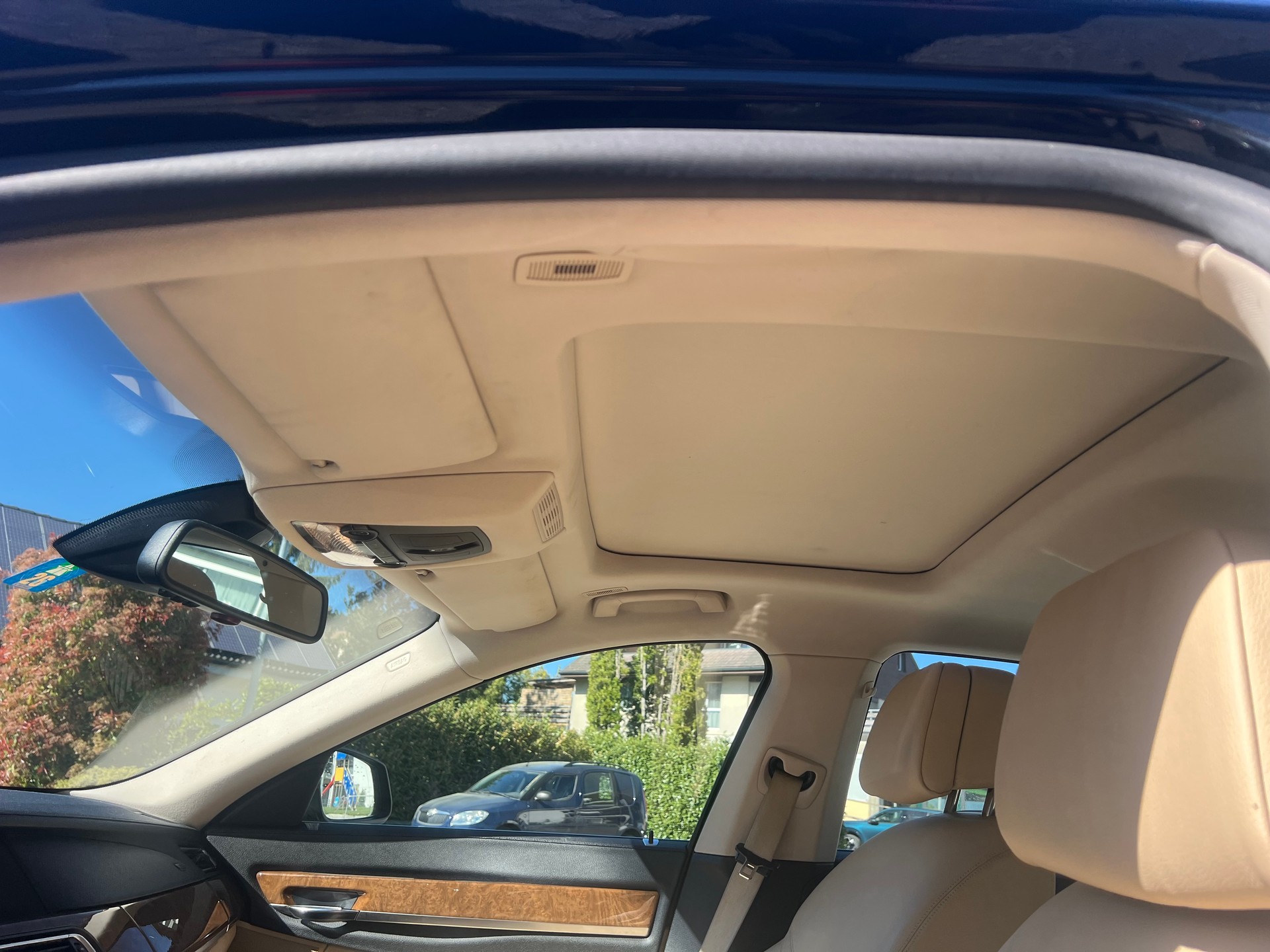 BMW 750i-image-10