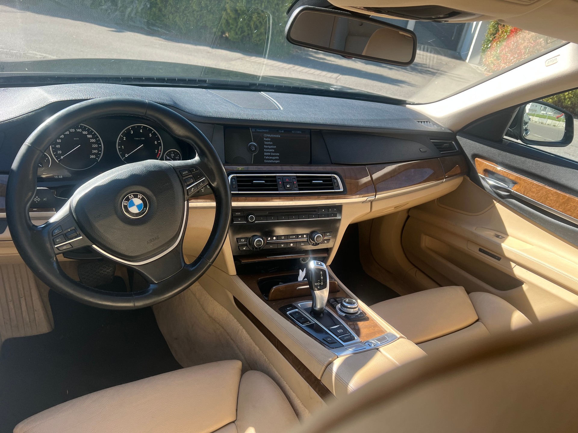 BMW 750i-image-6