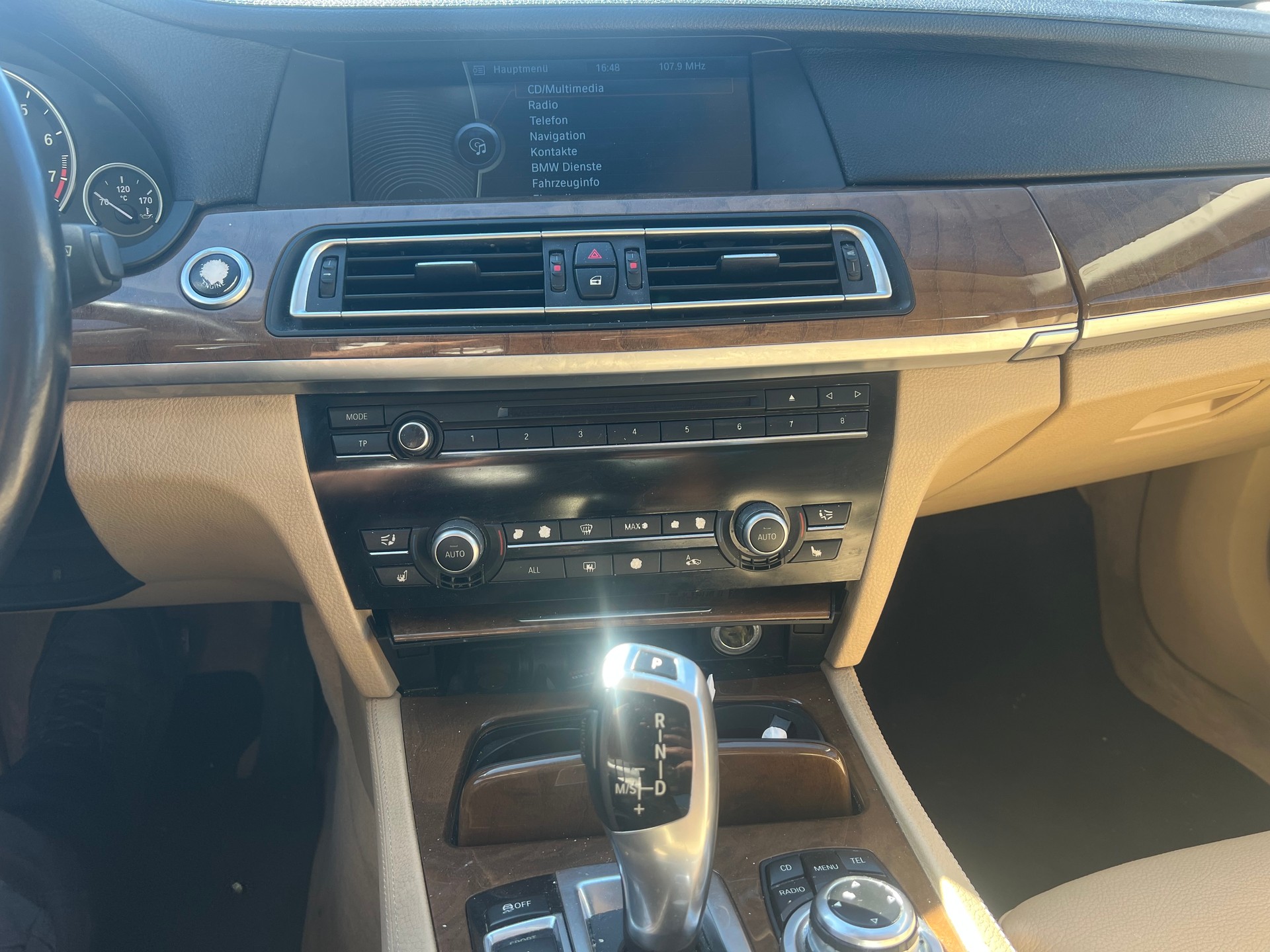 BMW 750i-image-8