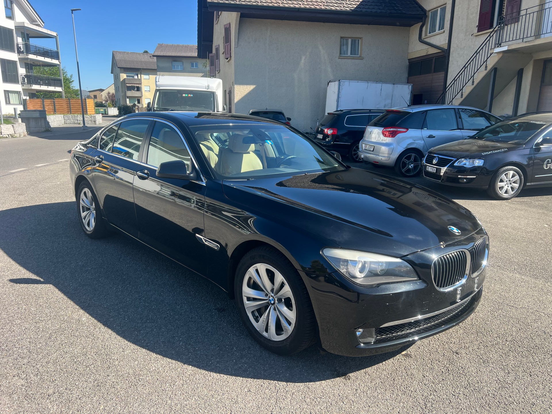 BMW 750i-image-1