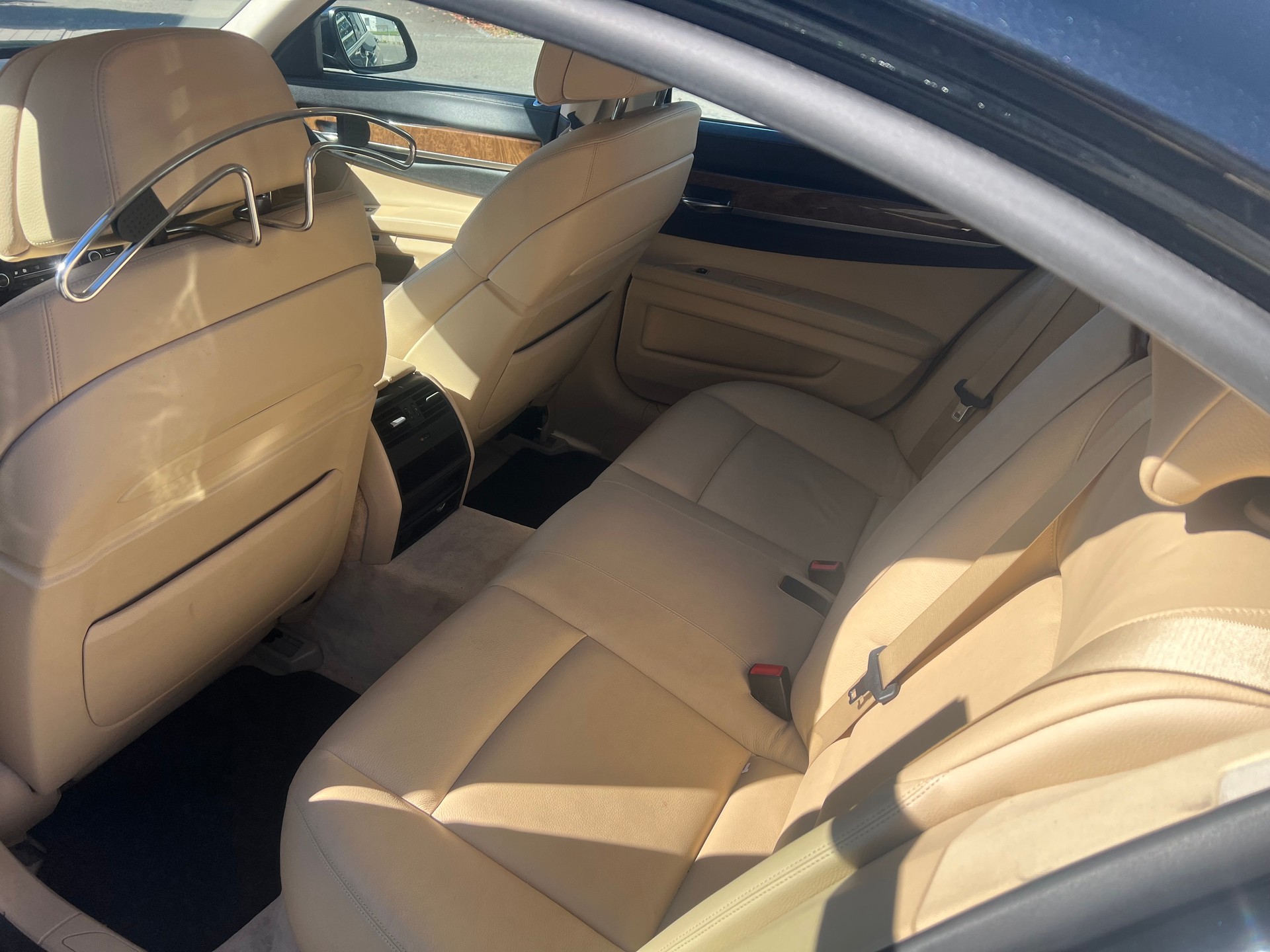 BMW 750i-image-9