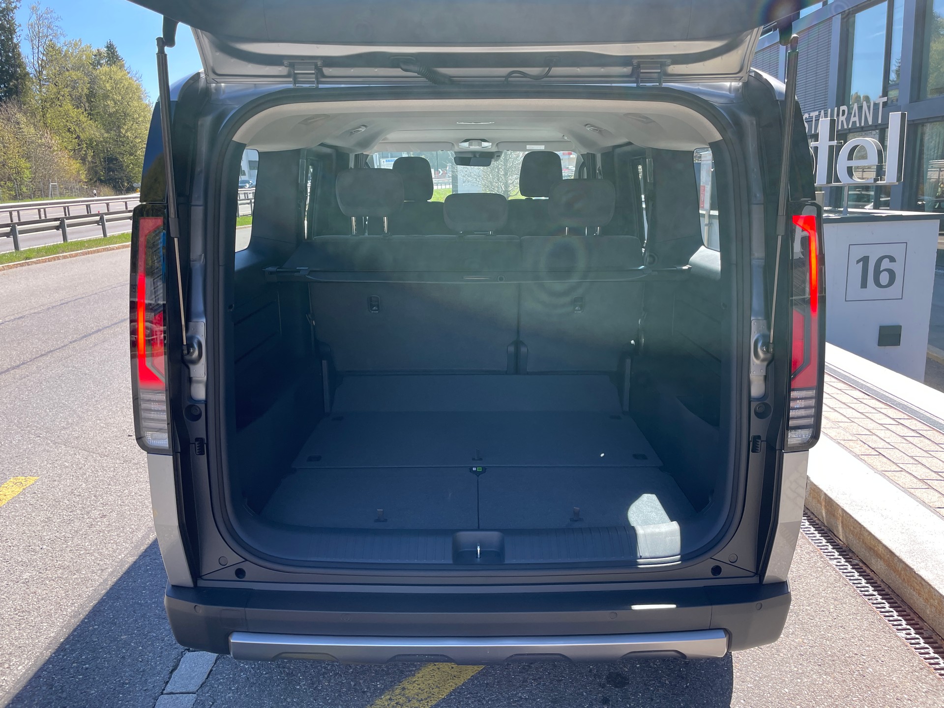 KIA PV5 71.2 kWh Plus-image-6