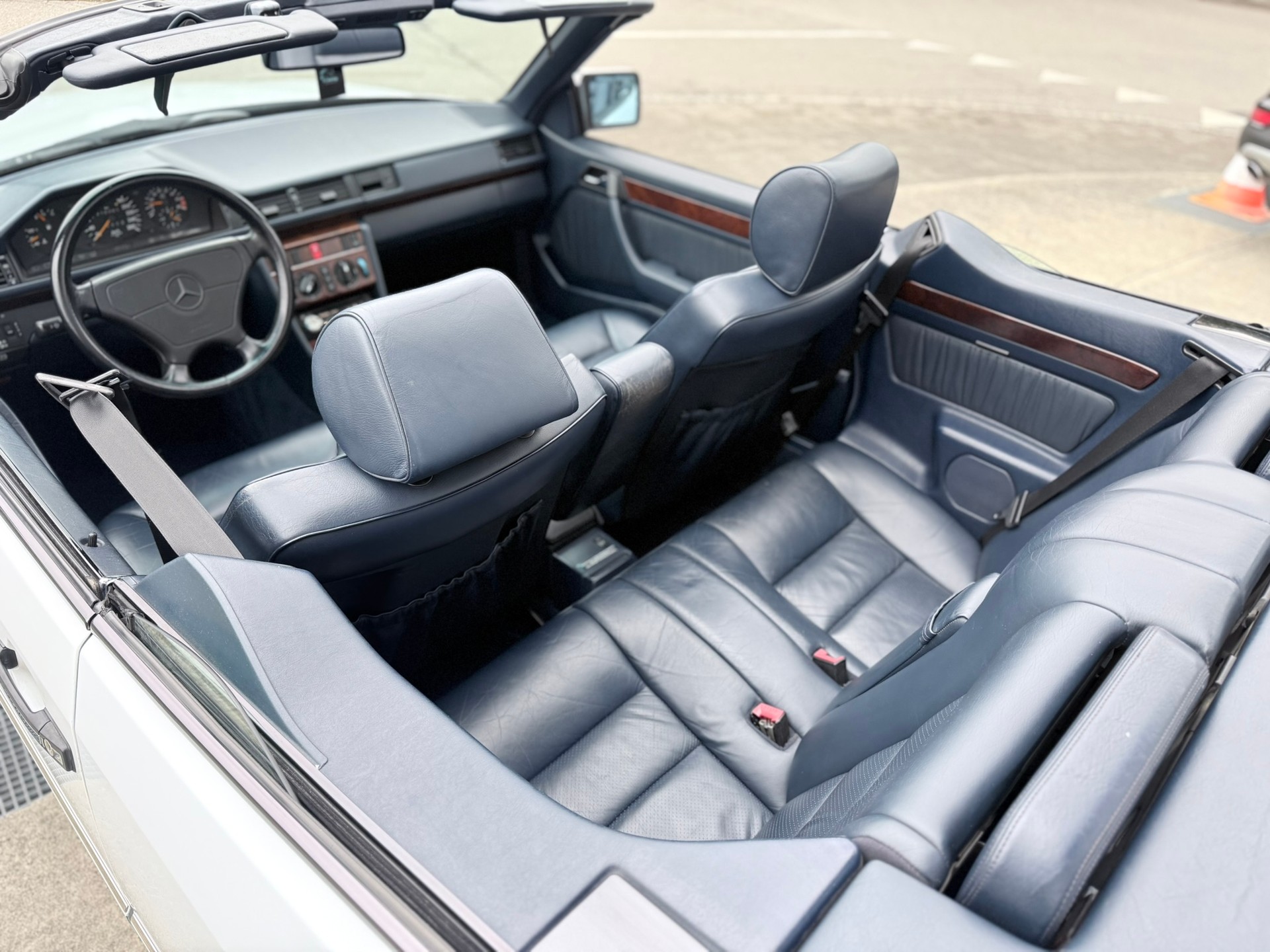 MERCEDES-BENZ 300 CE-24 Cabrio-image-13