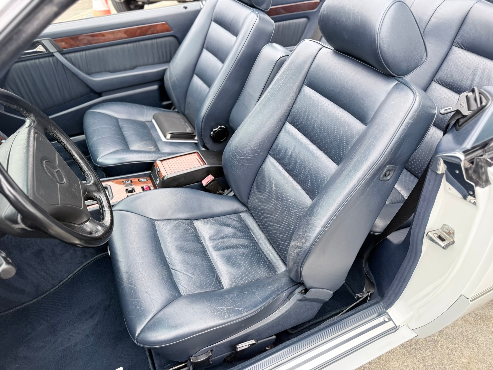 MERCEDES-BENZ 300 CE-24 Cabrio-image-12