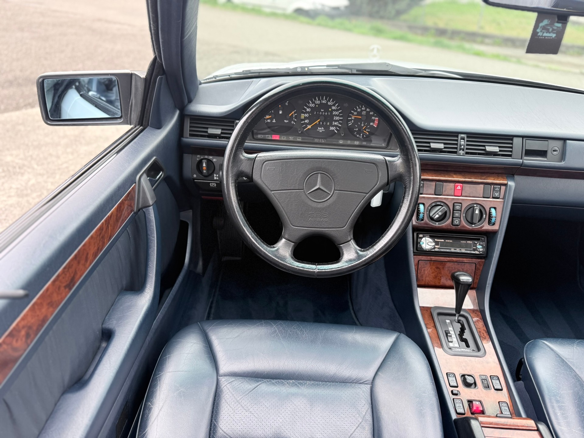 MERCEDES-BENZ 300 CE-24 Cabrio-image-11
