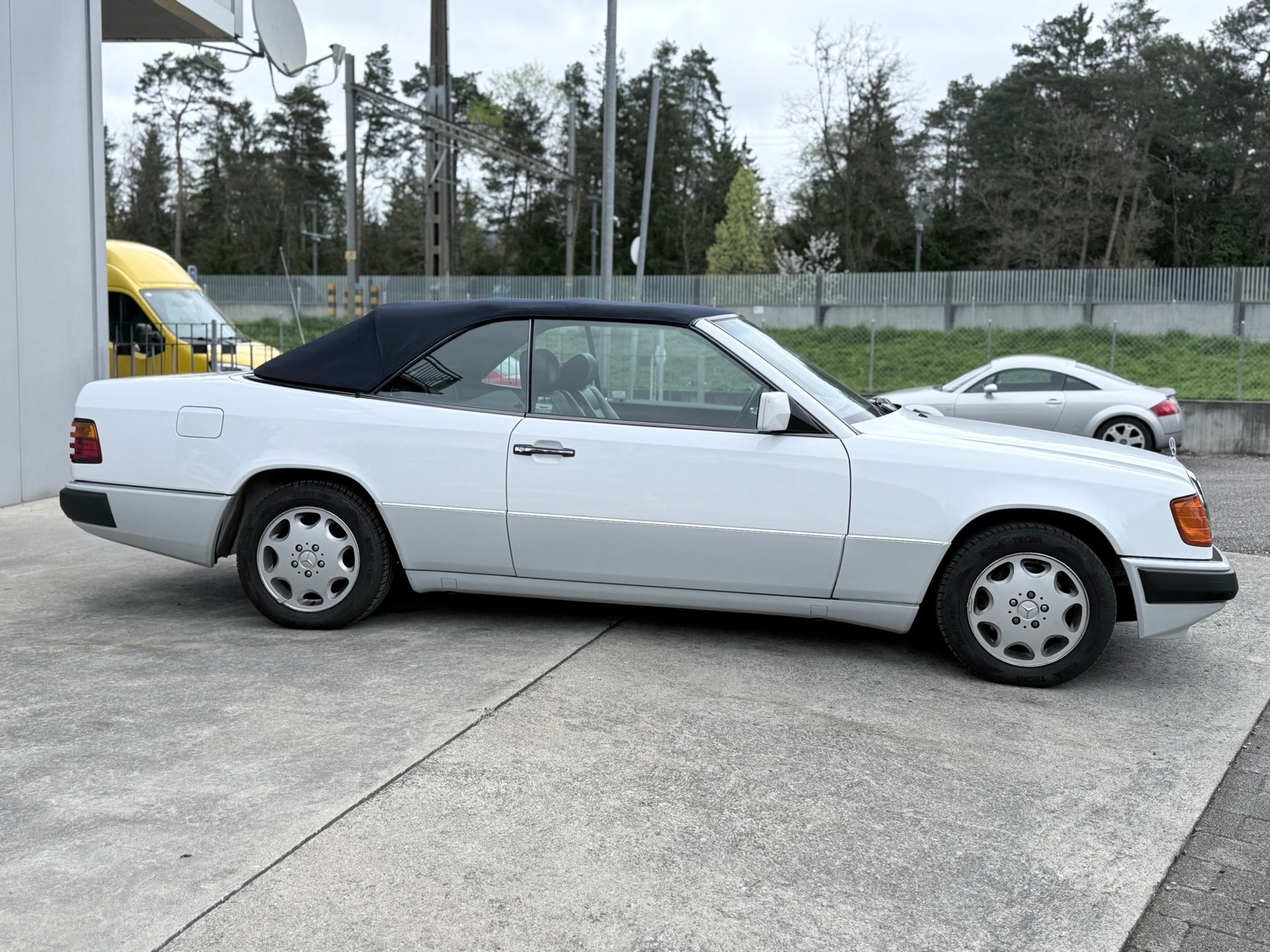 MERCEDES-BENZ 300 CE-24 Cabrio-image-4