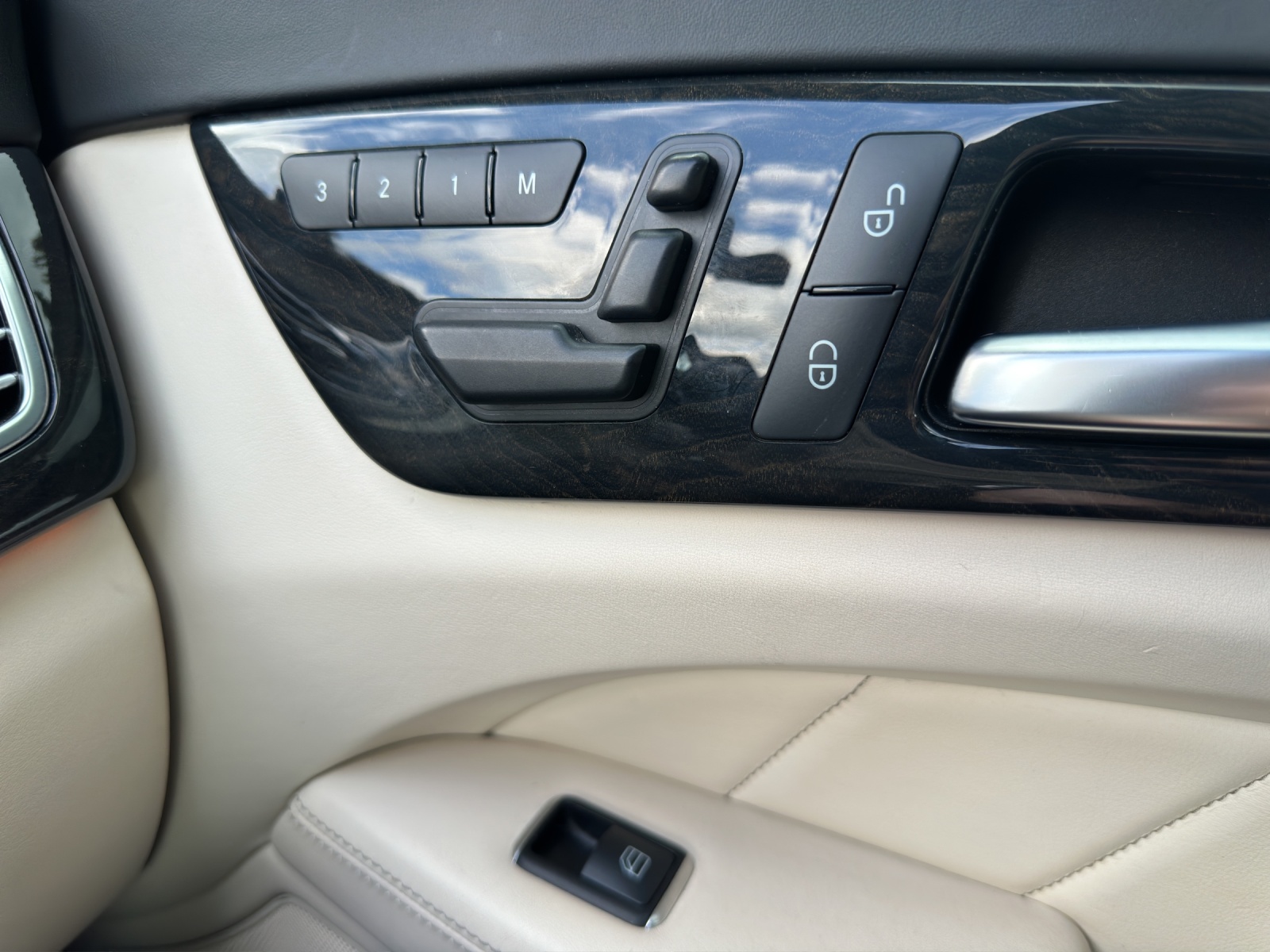 MERCEDES-BENZ CLS 500 4Matic 7G-Tronic-image-14