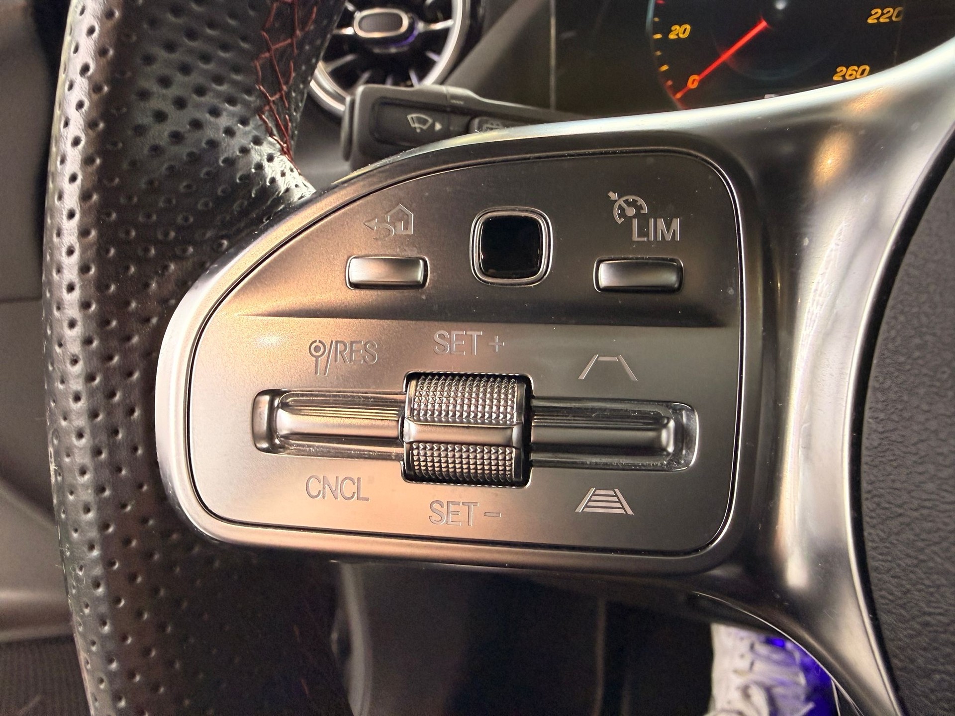 MERCEDES-BENZ GLA 200 4Matic AMG Line 8G-DCT-image-19