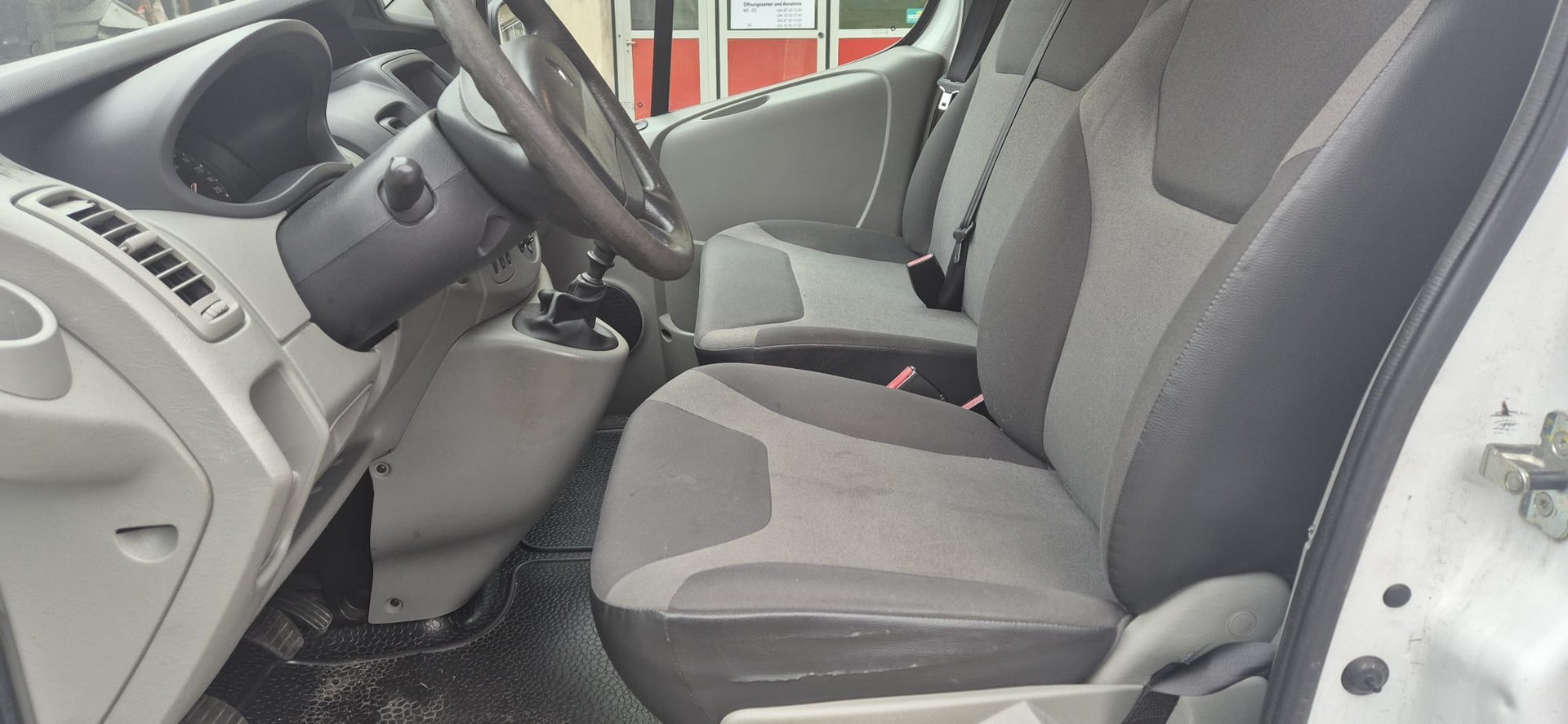RENAULT Trafic 2.0 dCi 115 2.9t L1H1-image-2