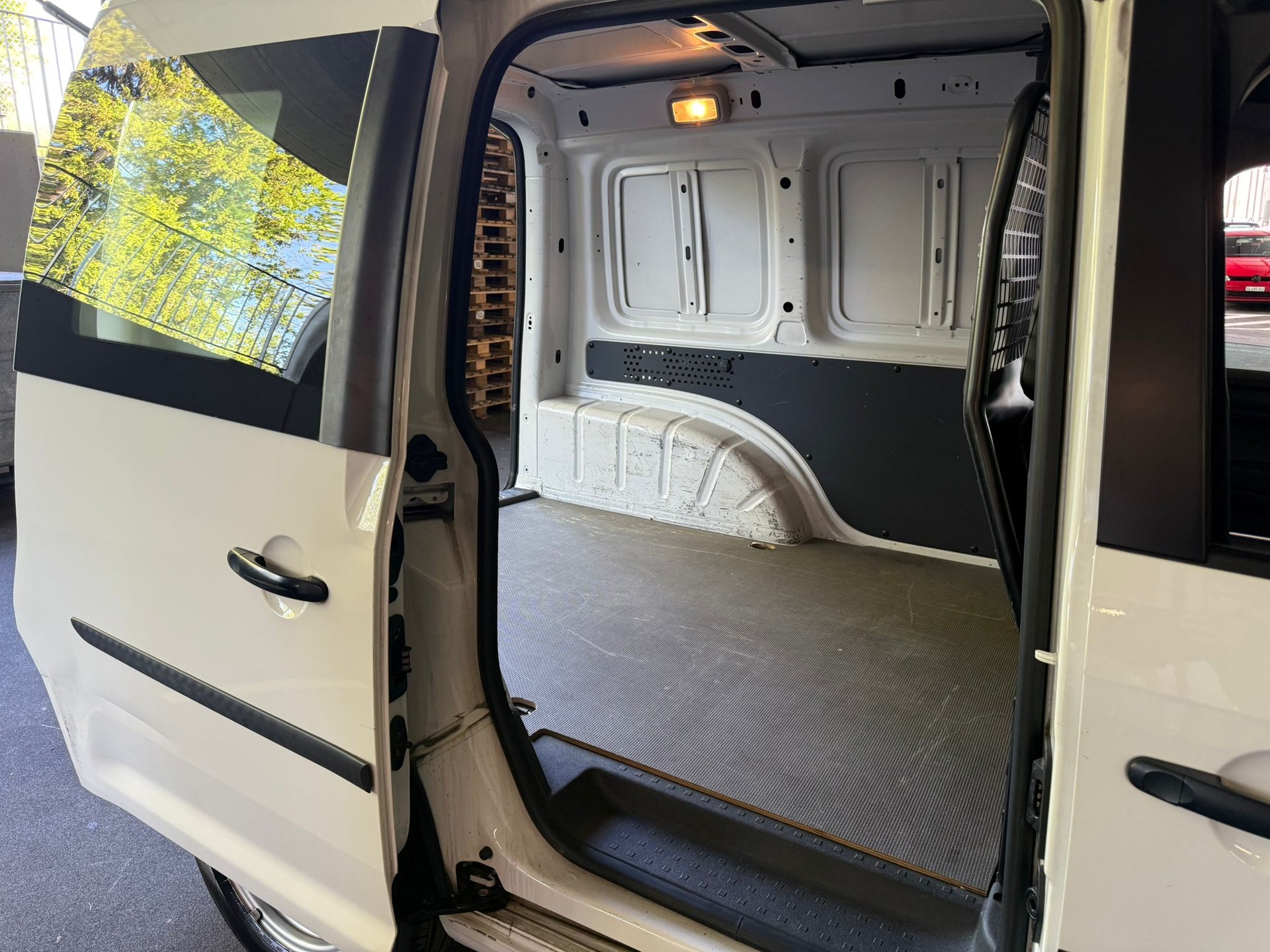 VW Caddy 2.0TDI BlueMotion Technology-image-9