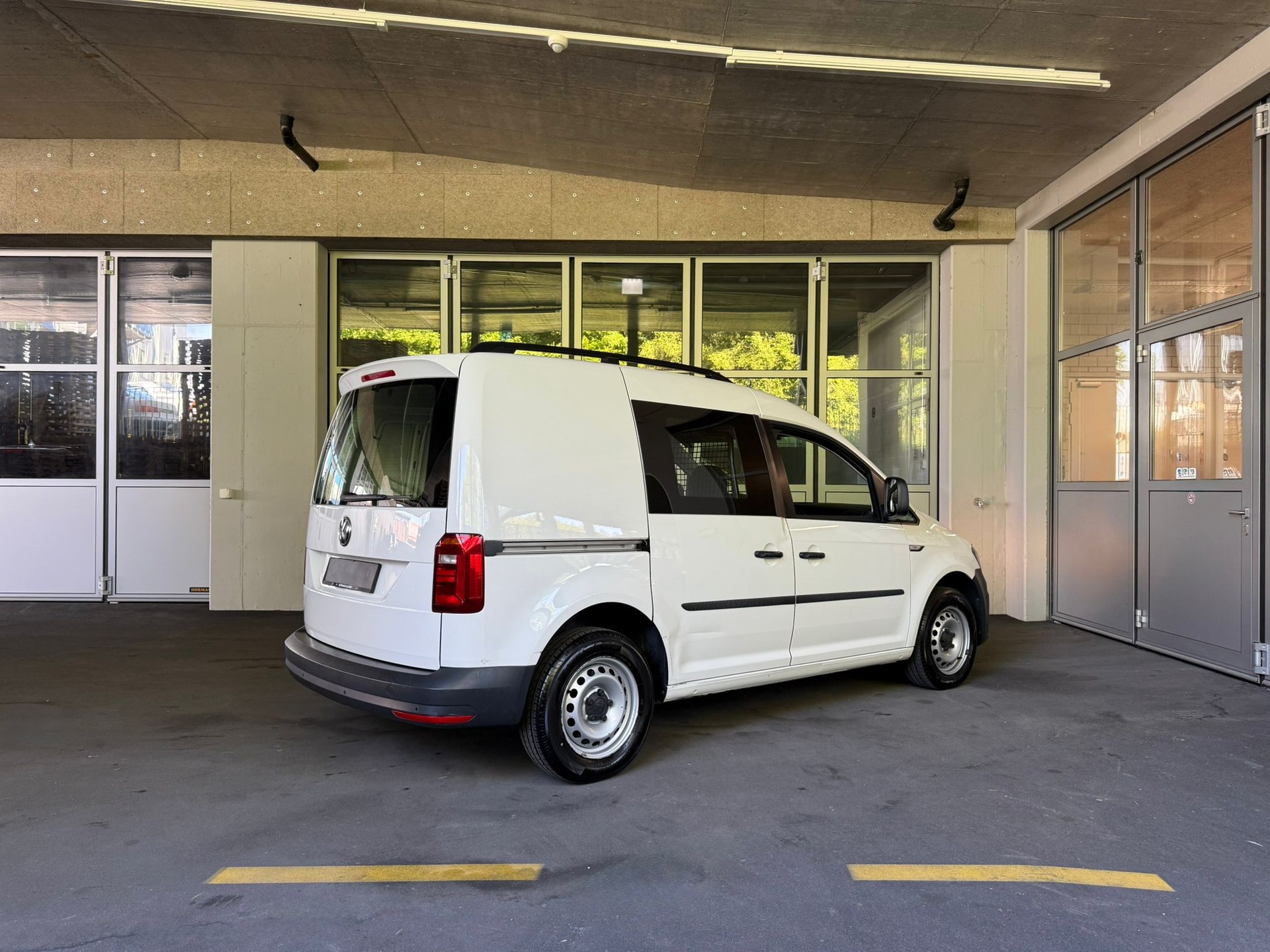 VW Caddy 2.0TDI BlueMotion Technology-image-2