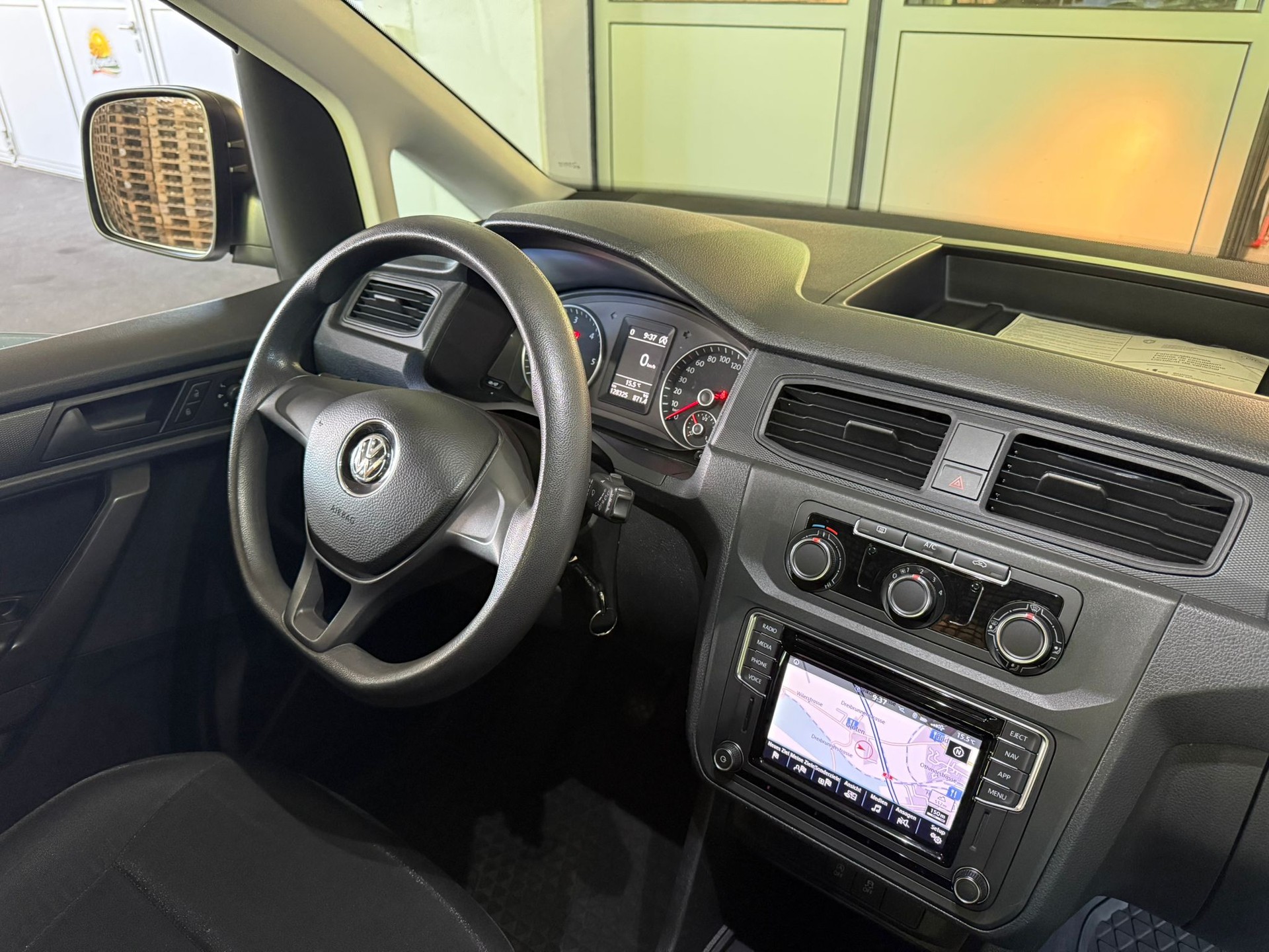 VW Caddy 2.0TDI BlueMotion Technology-image-10
