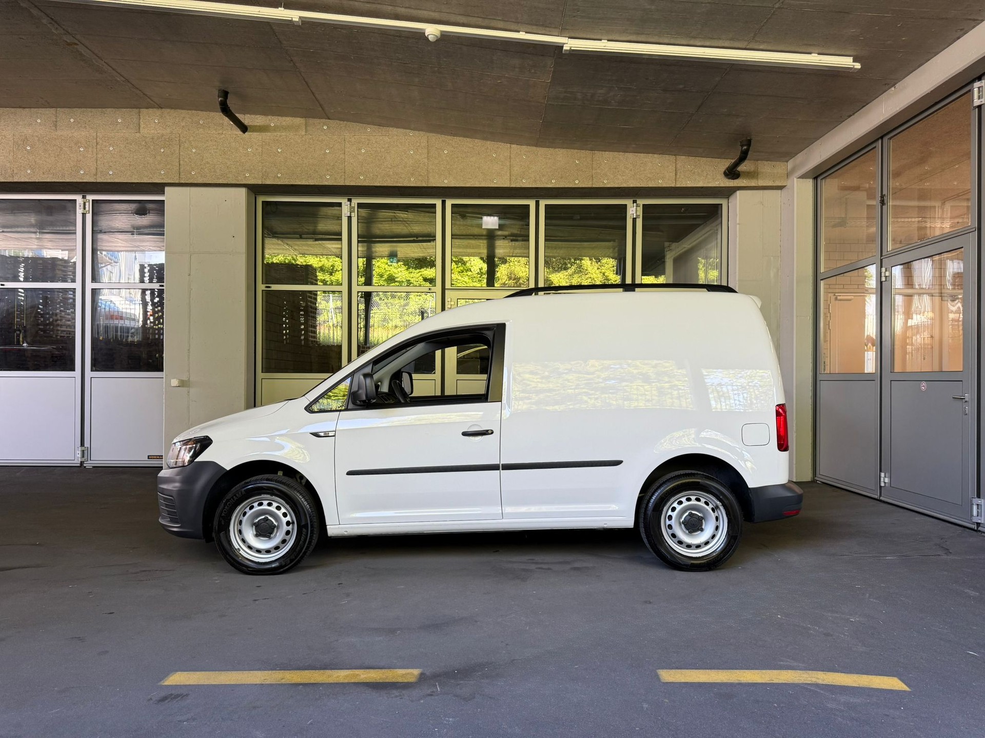 VW Caddy 2.0TDI BlueMotion Technology-image-5