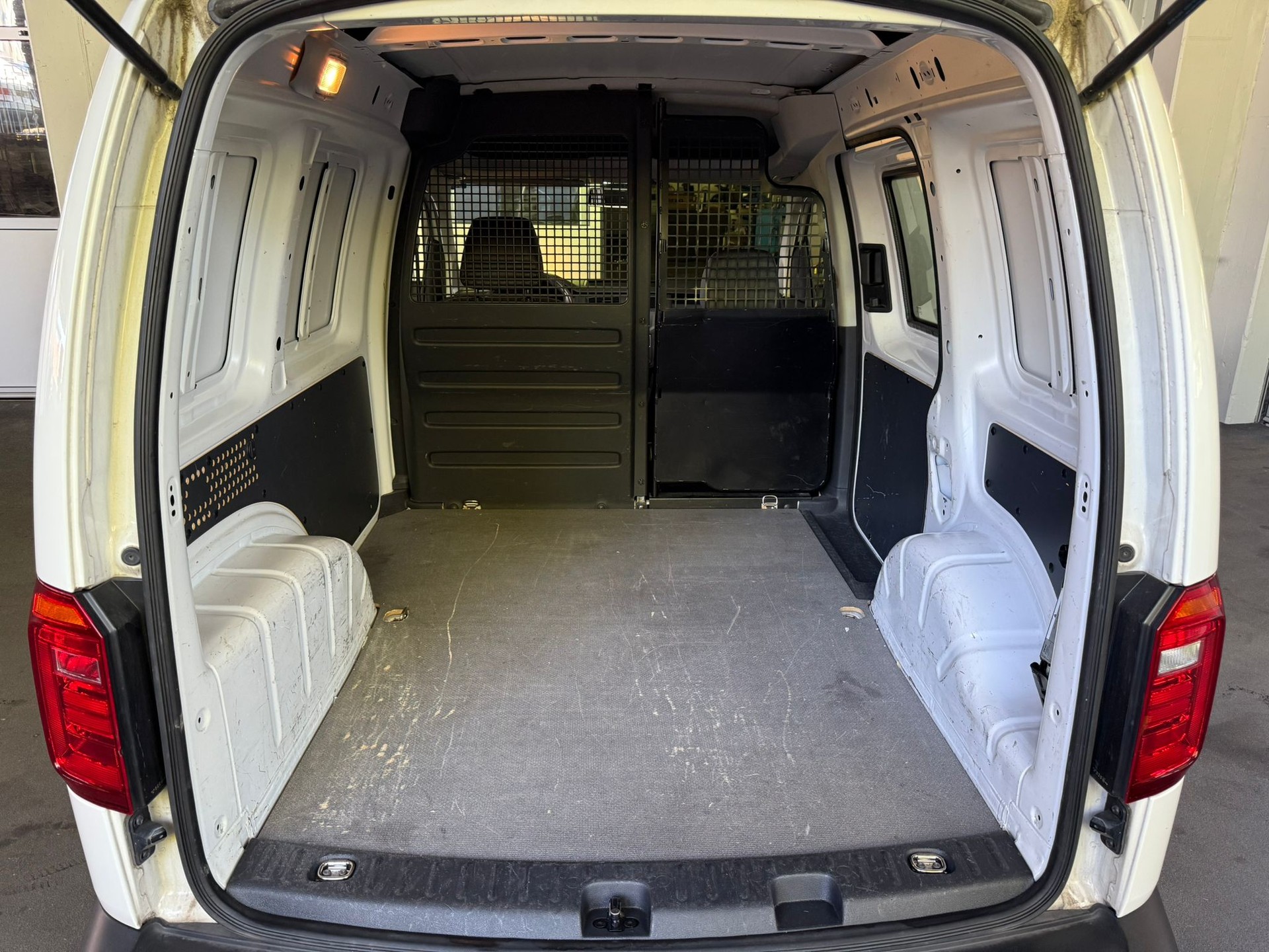 VW Caddy 2.0TDI BlueMotion Technology-image-8