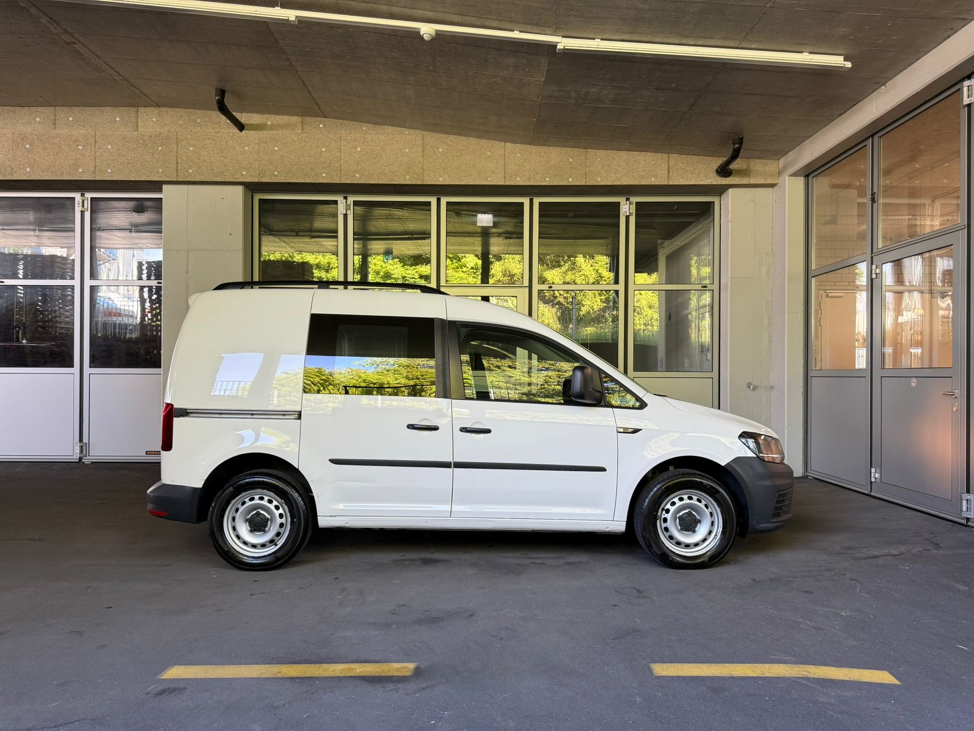 VW Caddy 2.0TDI BlueMotion Technology-image-1