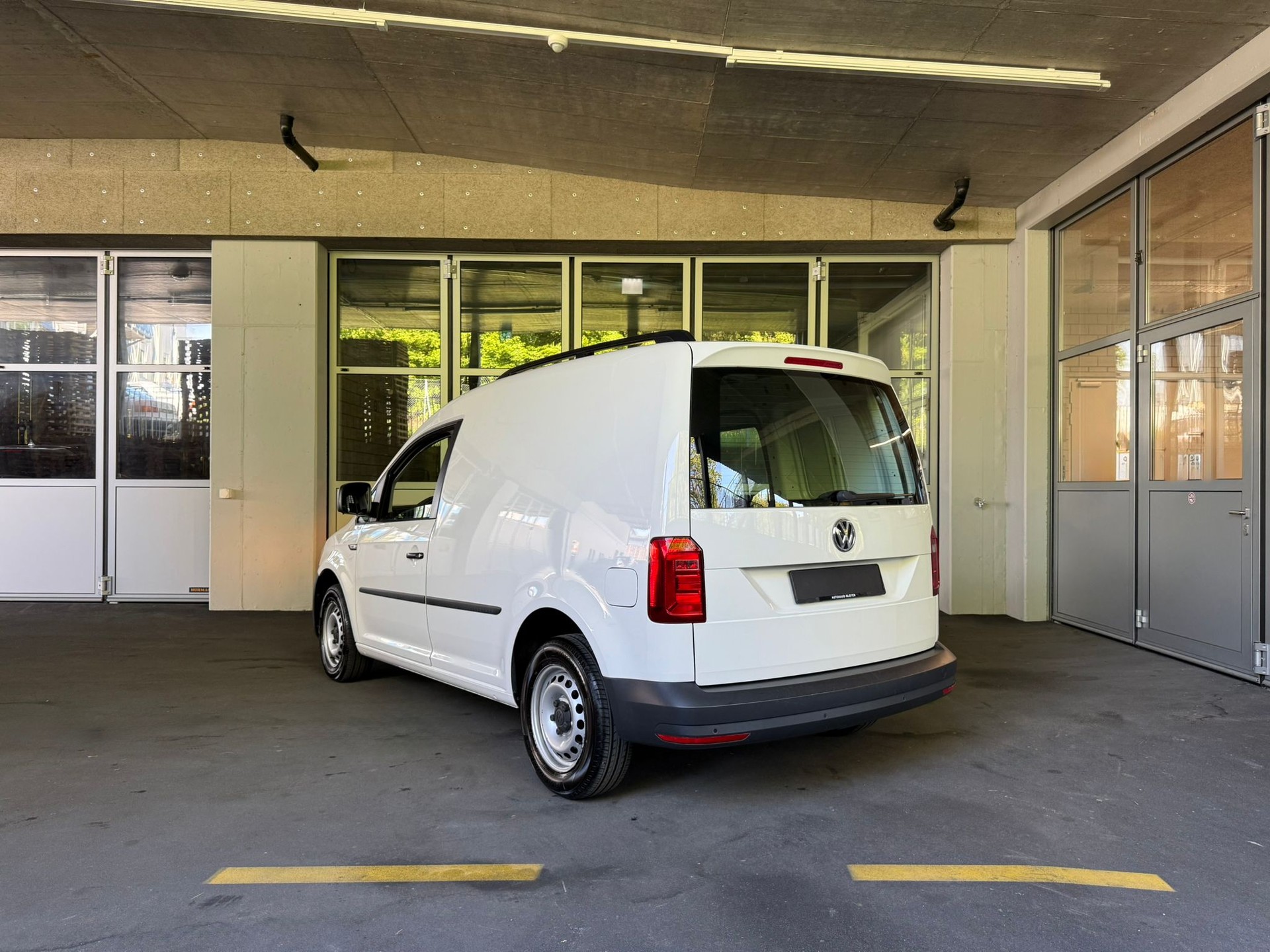 VW Caddy 2.0TDI BlueMotion Technology-image-4