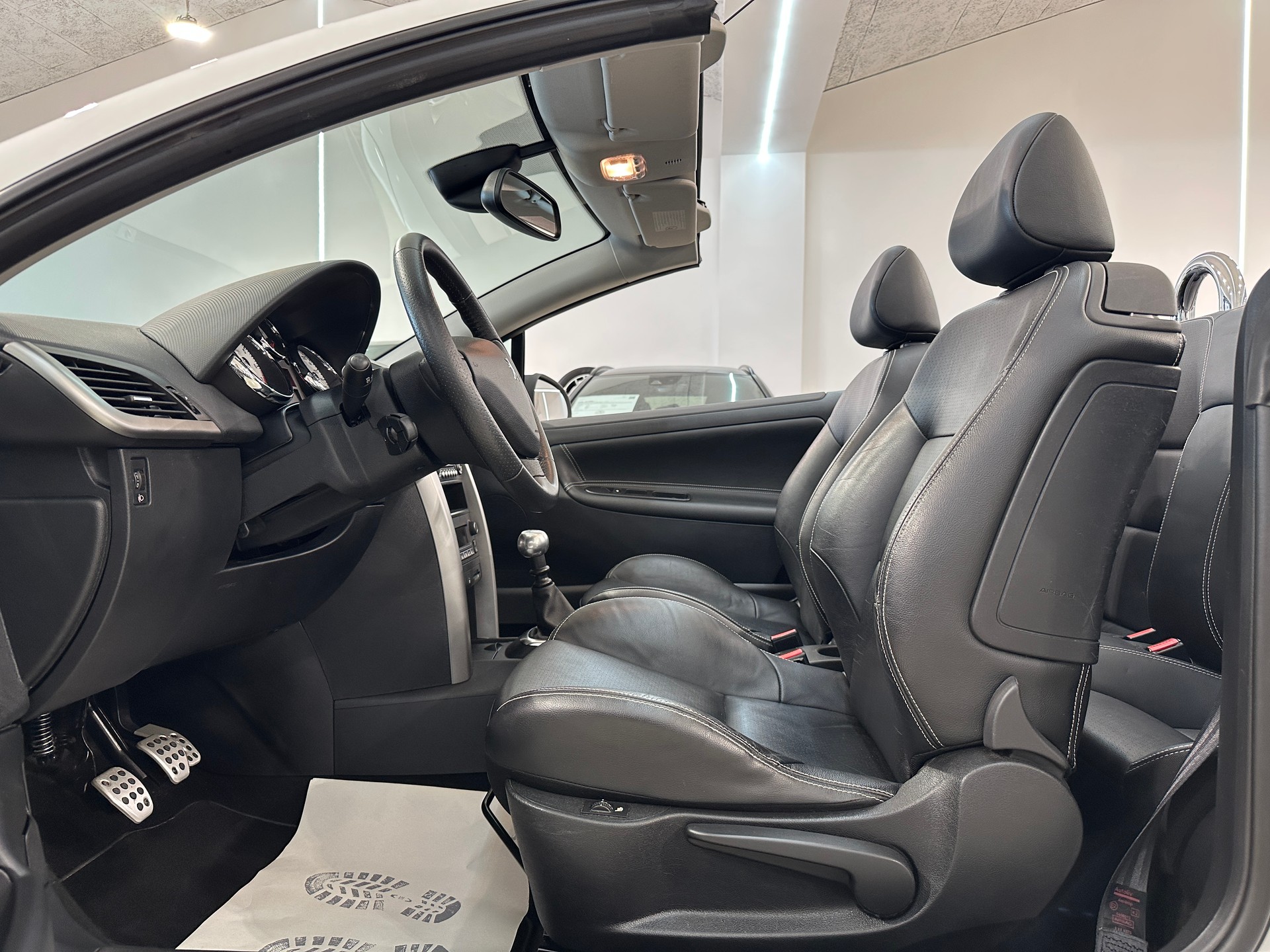 PEUGEOT 207 CC 1.6 16V Turbo Swiss Edition-image-14