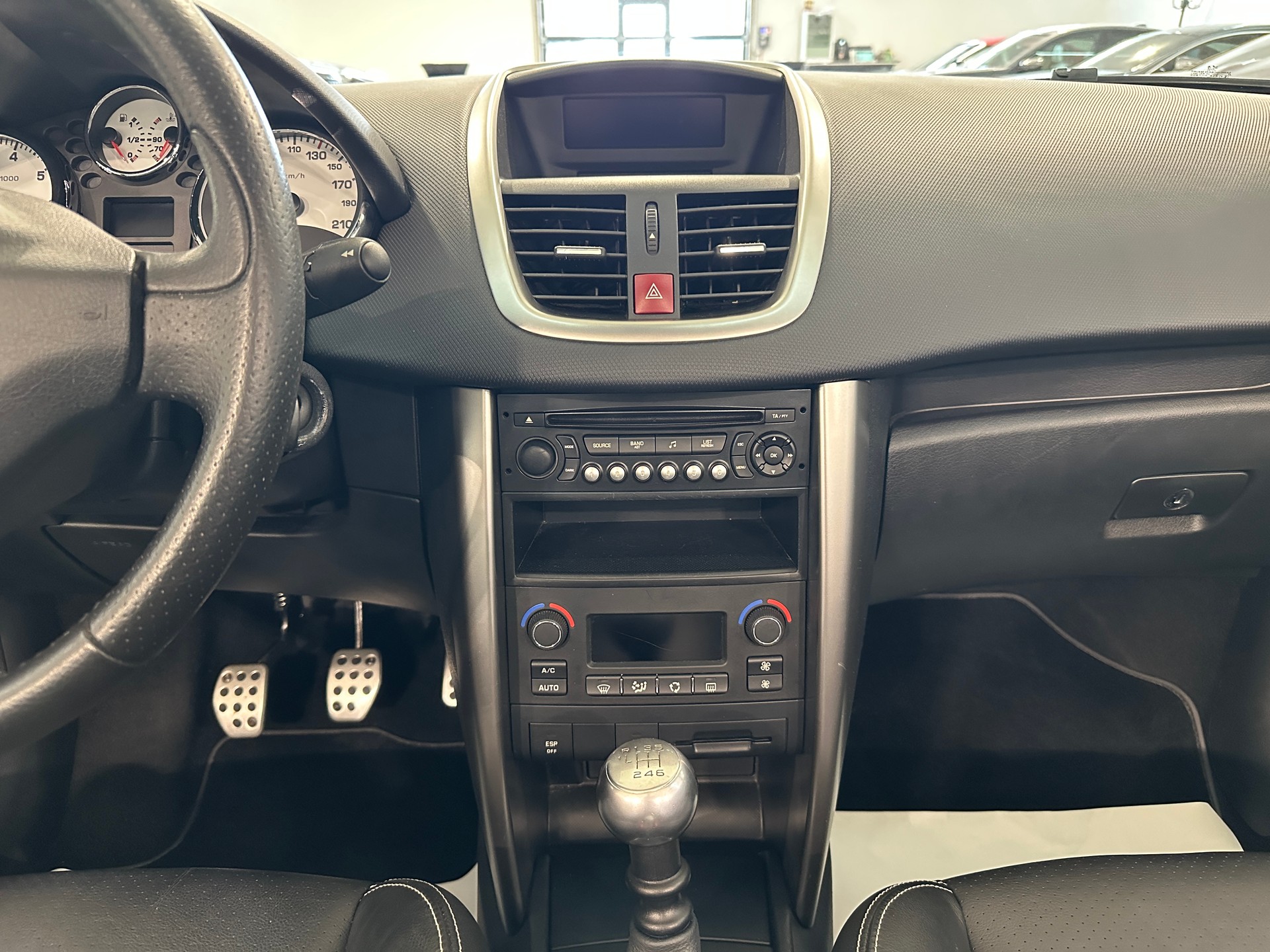 PEUGEOT 207 CC 1.6 16V Turbo Swiss Edition-image-19