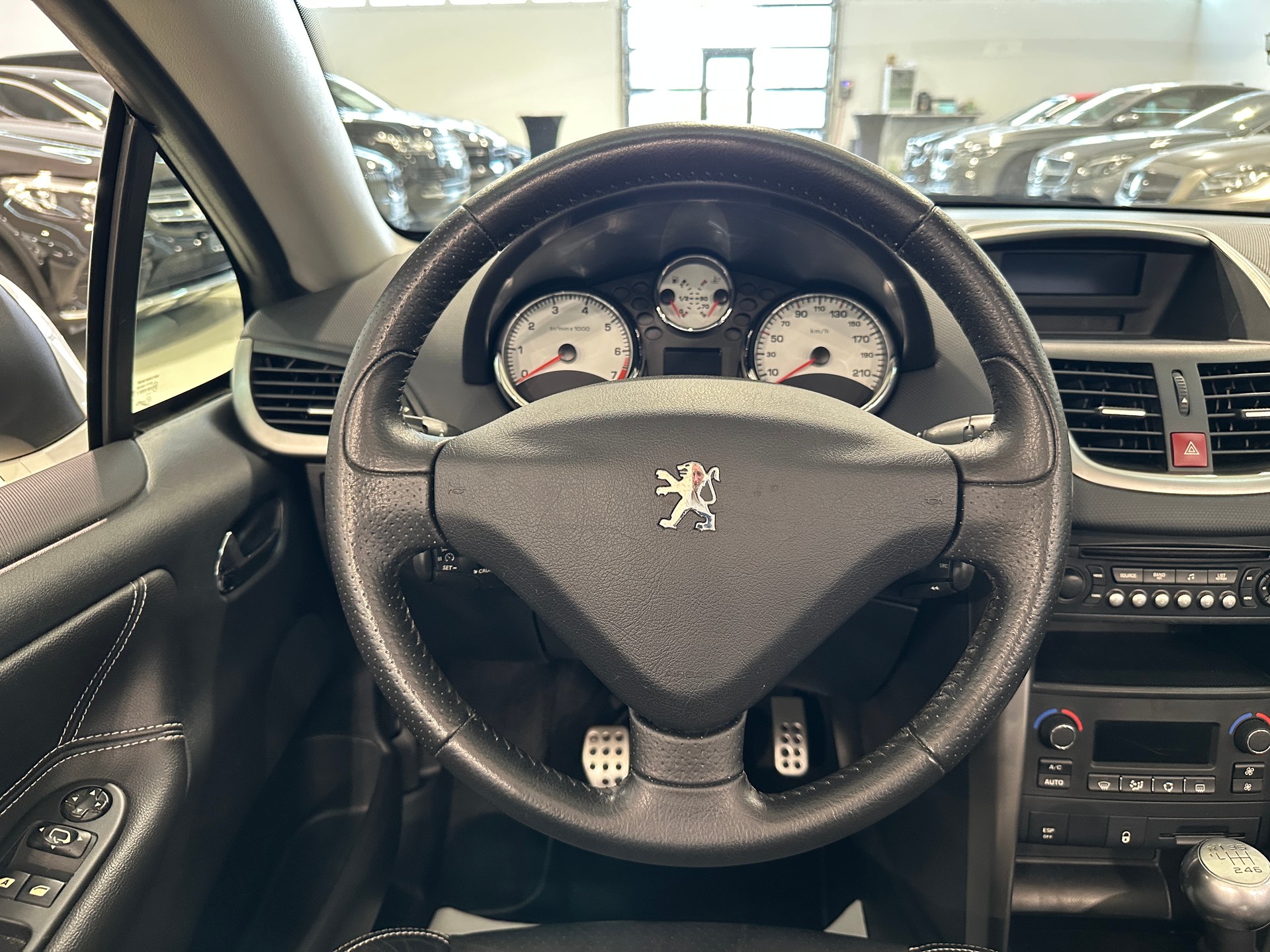 PEUGEOT 207 CC 1.6 16V Turbo Swiss Edition-image-22