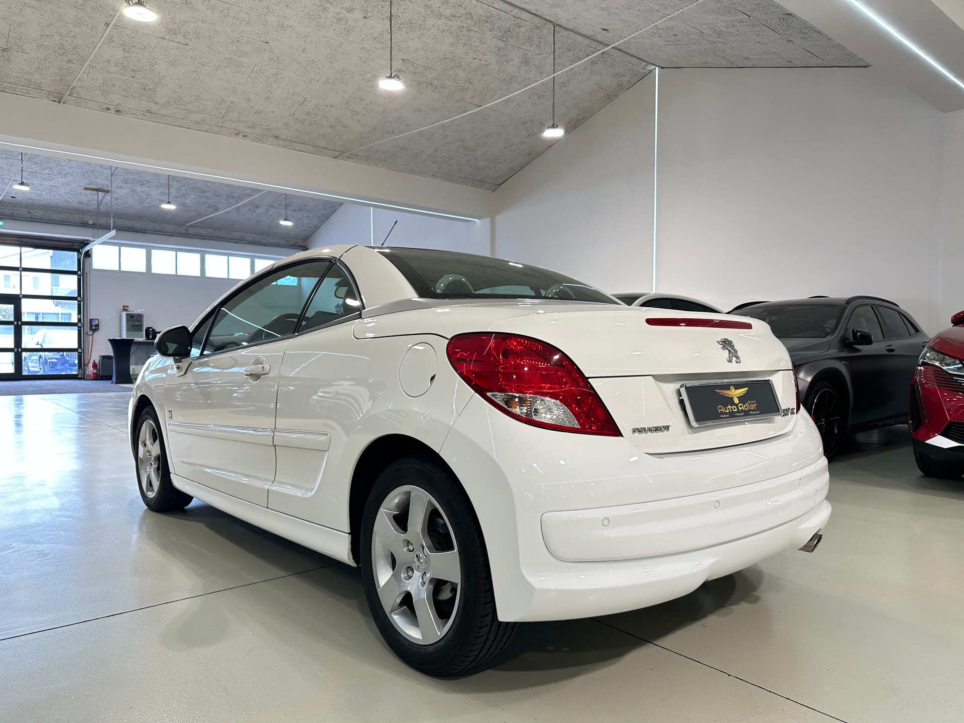 PEUGEOT 207 CC 1.6 16V Turbo Swiss Edition-image-8