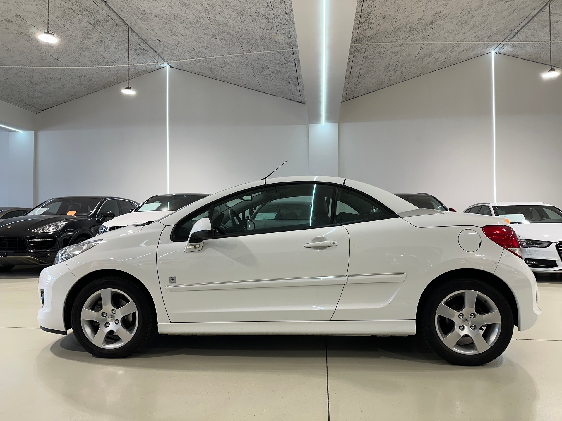 PEUGEOT 207 CC 1.6 16V Turbo Swiss Edition-image-6