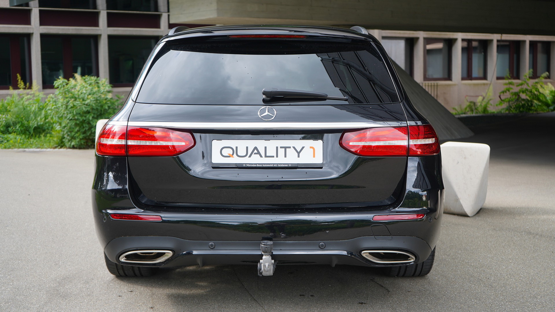 MERCEDES-BENZ E 200 AMG Line 4 Matic 9G-Tronic-image-3