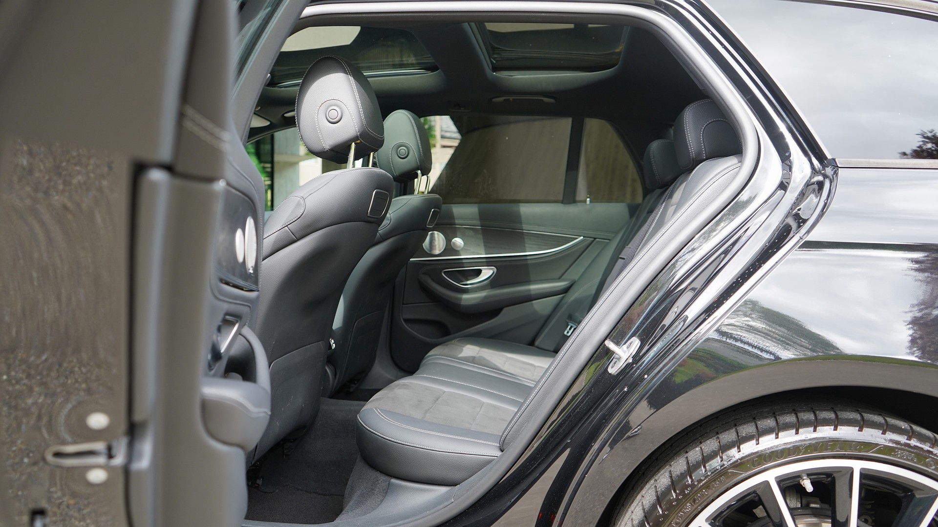MERCEDES-BENZ E 200 AMG Line 4 Matic 9G-Tronic-image-12